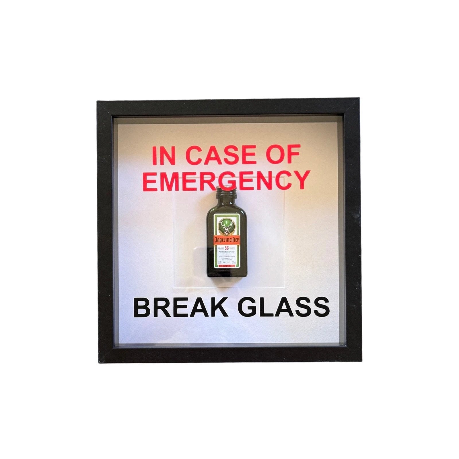 Wandschmuck „In Case of Emergency Break Glass“ – Jägermeister-Design mit schwarzem Rahmen -  from DieBallerei