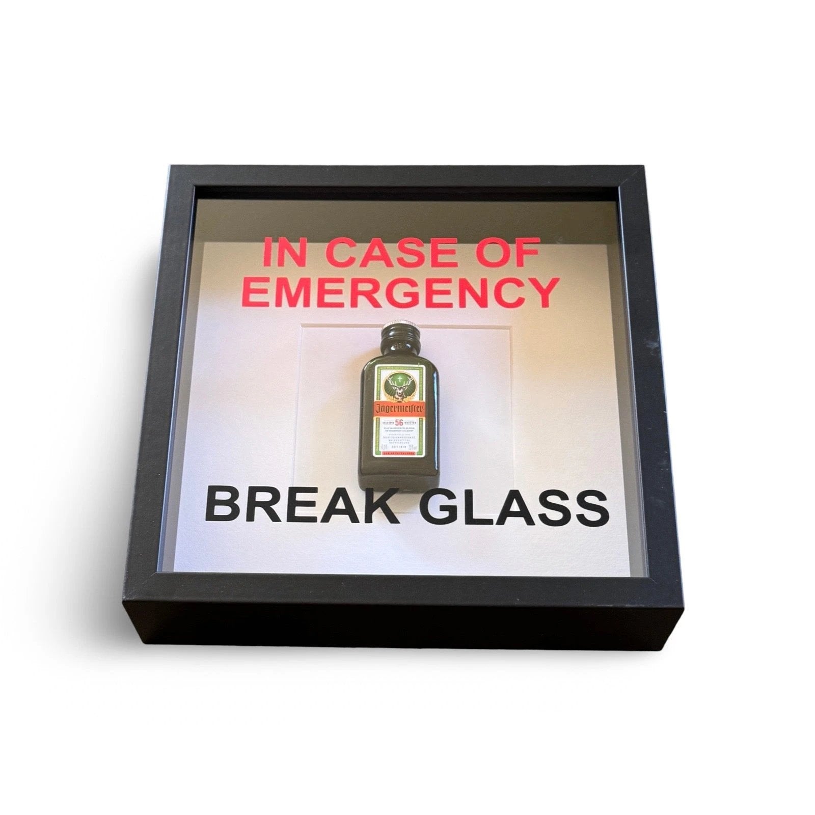 Wandschmuck „In Case of Emergency Break Glass“ – Jägermeister-Design mit schwarzem Rahmen -  from DieBallerei