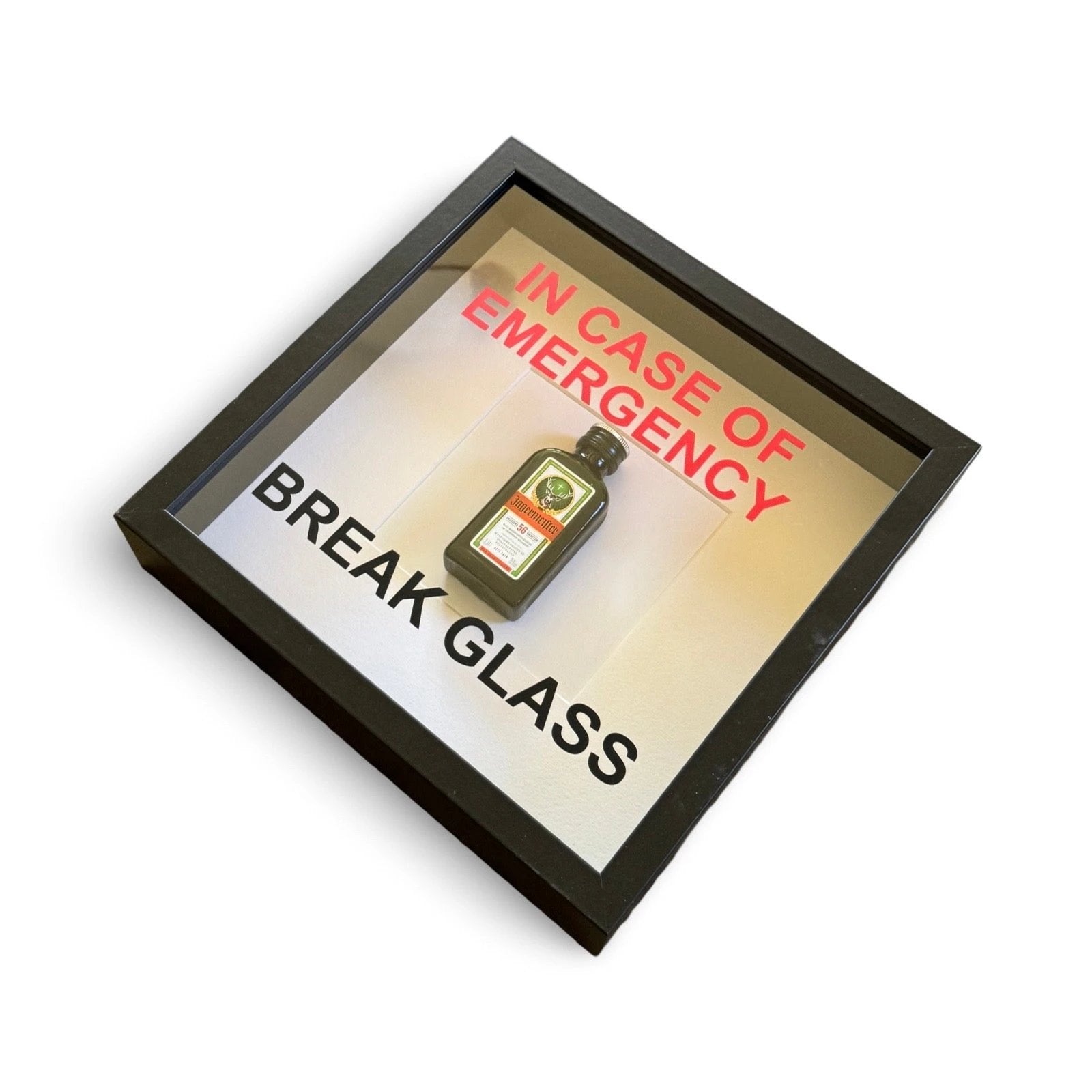 Wandschmuck „In Case of Emergency Break Glass“ – Jägermeister-Design mit schwarzem Rahmen -  from DieBallerei