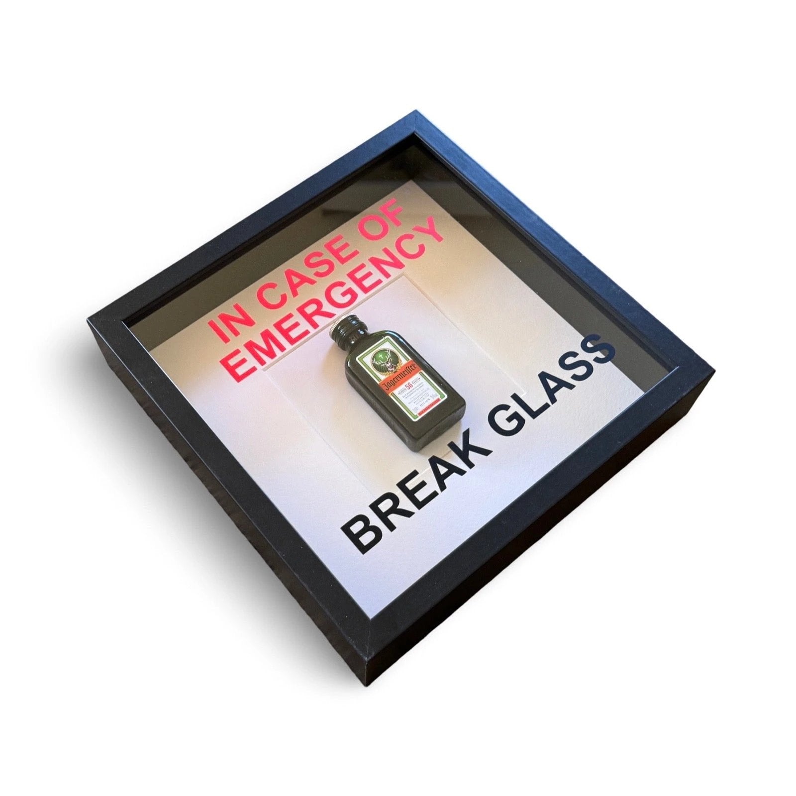 Wandschmuck „In Case of Emergency Break Glass“ – Jägermeister-Design mit schwarzem Rahmen -  from DieBallerei