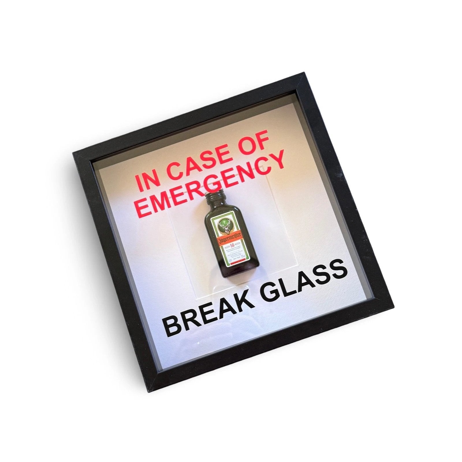 Wandschmuck „In Case of Emergency Break Glass“ – Jägermeister-Design mit schwarzem Rahmen -  from DieBallerei