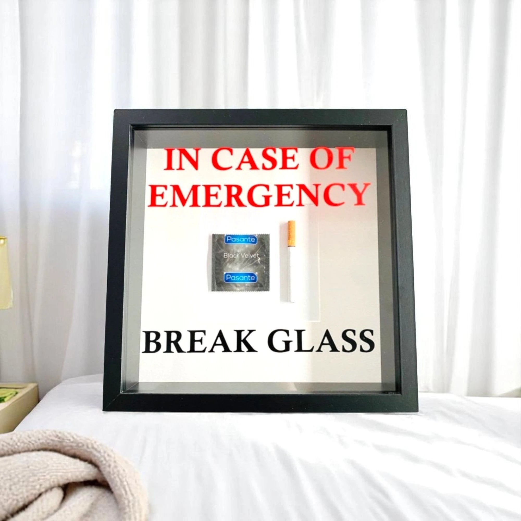 "In Case of Emergency Break Glass" – Wandbild mit Kondom/Zigarette schwarzer Rahmen -  from DieBallerei