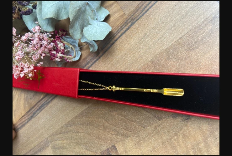 Die BALLERINA Halskette in Gold – Mit Löffel-Anhänger & Geschenkverpackung -  from DieBallerei