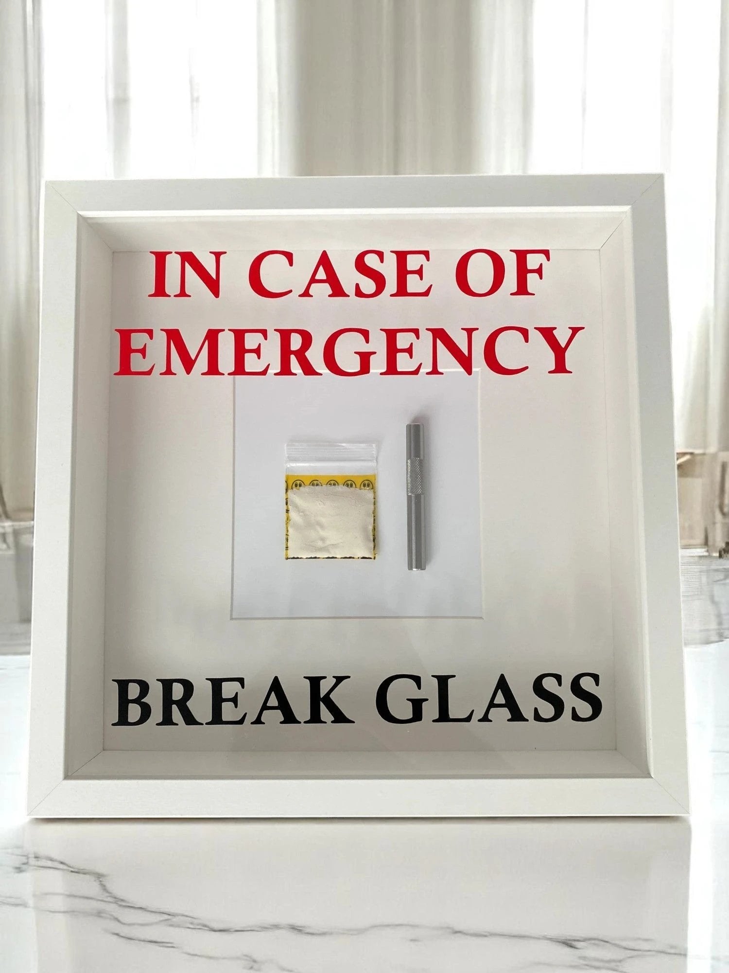 "In Case of Emergency Break Glass" – Wandbild mit Kokain Tütchen und Ziehröhrchen weißer Rahmen -  from DieBallerei