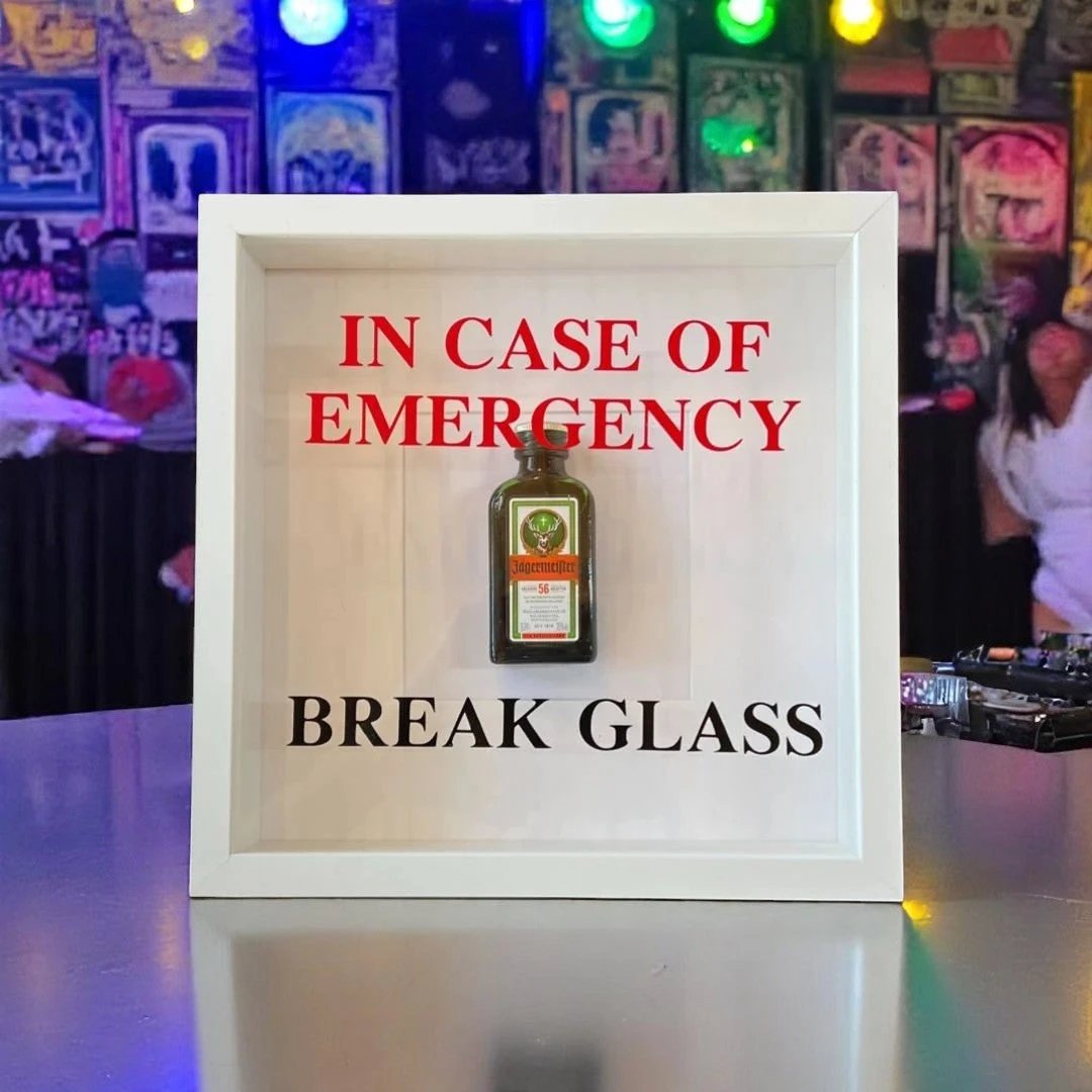 Wandschmuck „In Case of Emergency Break Glass“ – Jägermeister-Design weißer Rahmen -  from DieBallerei