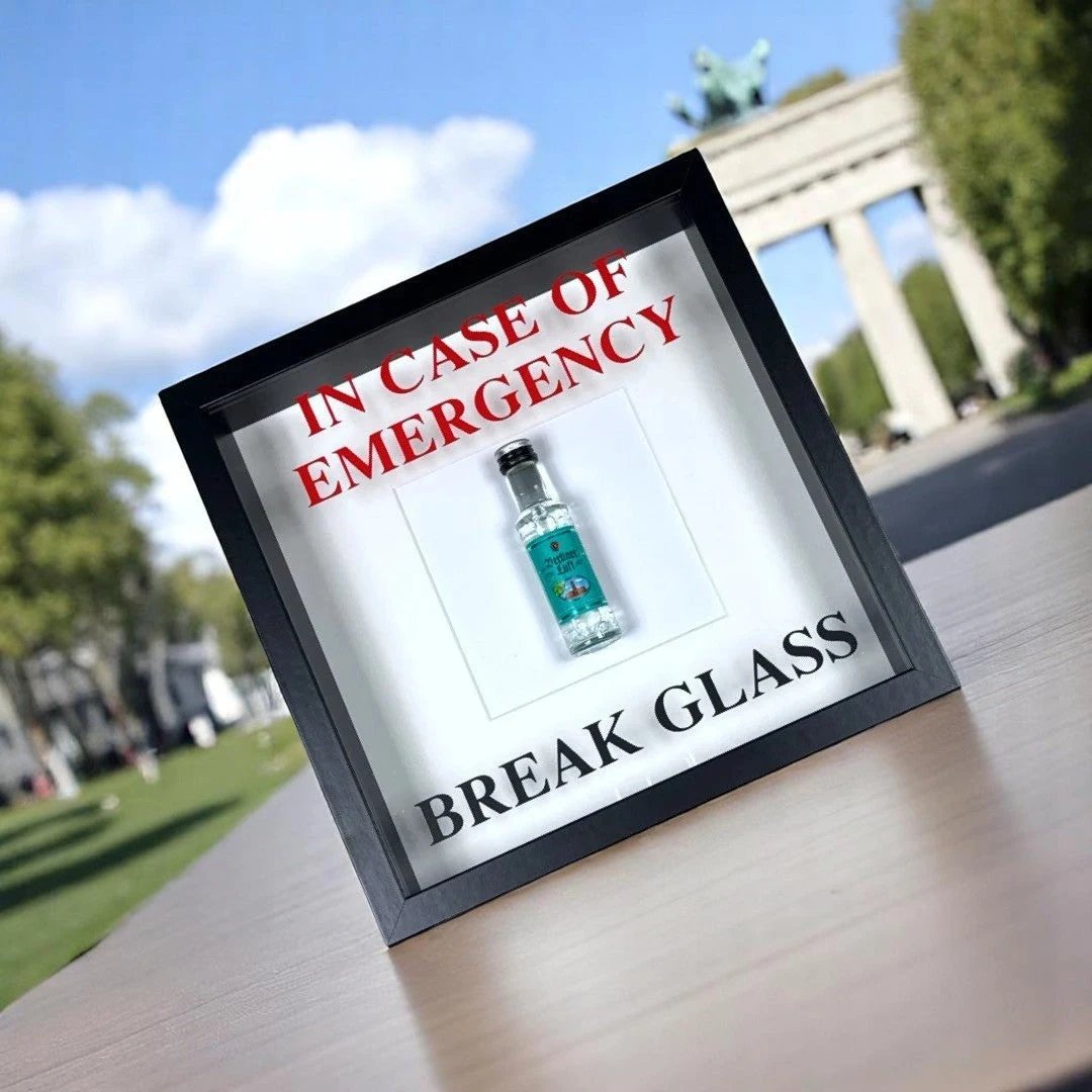 "In Case of Emergency Break Glass" – Wandbild mit Berliner Luft schwarzer/weißer Rahmen -  from DieBallerei