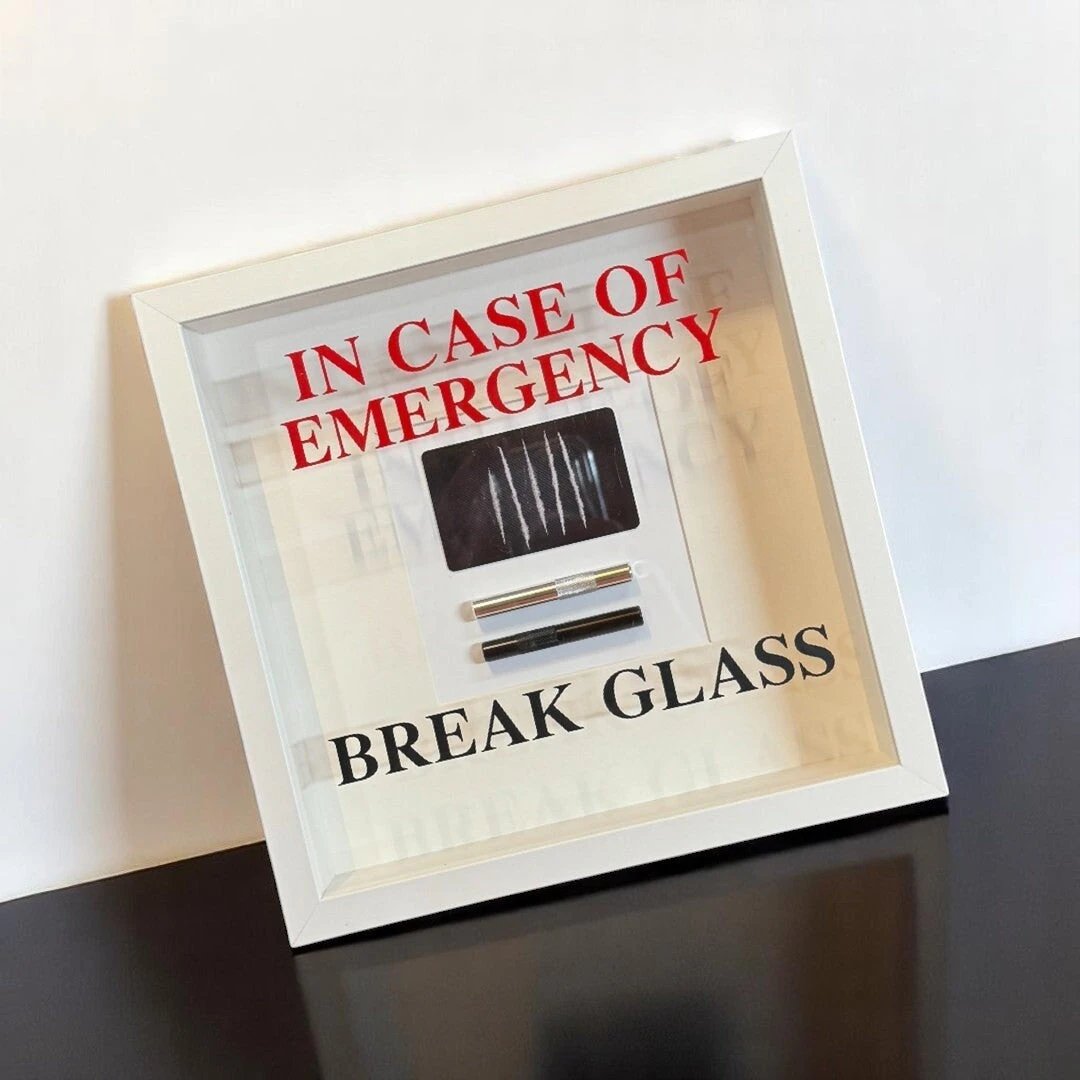 Wandschmuck "In Case of Emergency – Break Glass - Lines" Weißer Rahmen -  from DieBallerei