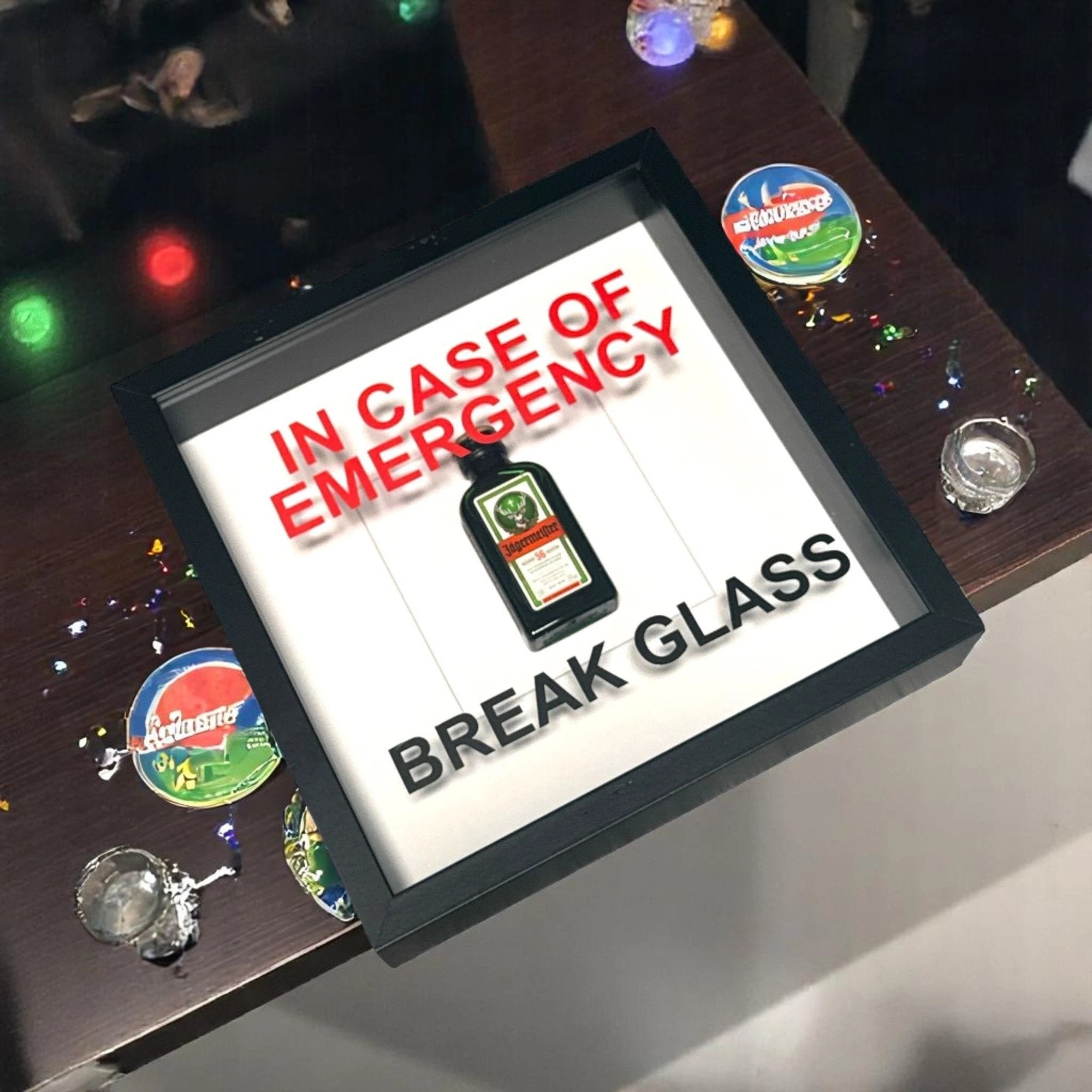 Wandschmuck „In Case of Emergency Break Glass“ – Jägermeister-Design mit schwarzem Rahmen -  from DieBallerei