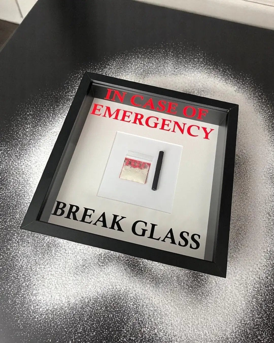 "In Case of Emergency Break Glass" – Wandbild mit Kokain Tütchen und Ziehröhrchen schwarzer Rahmen -  from DieBallerei