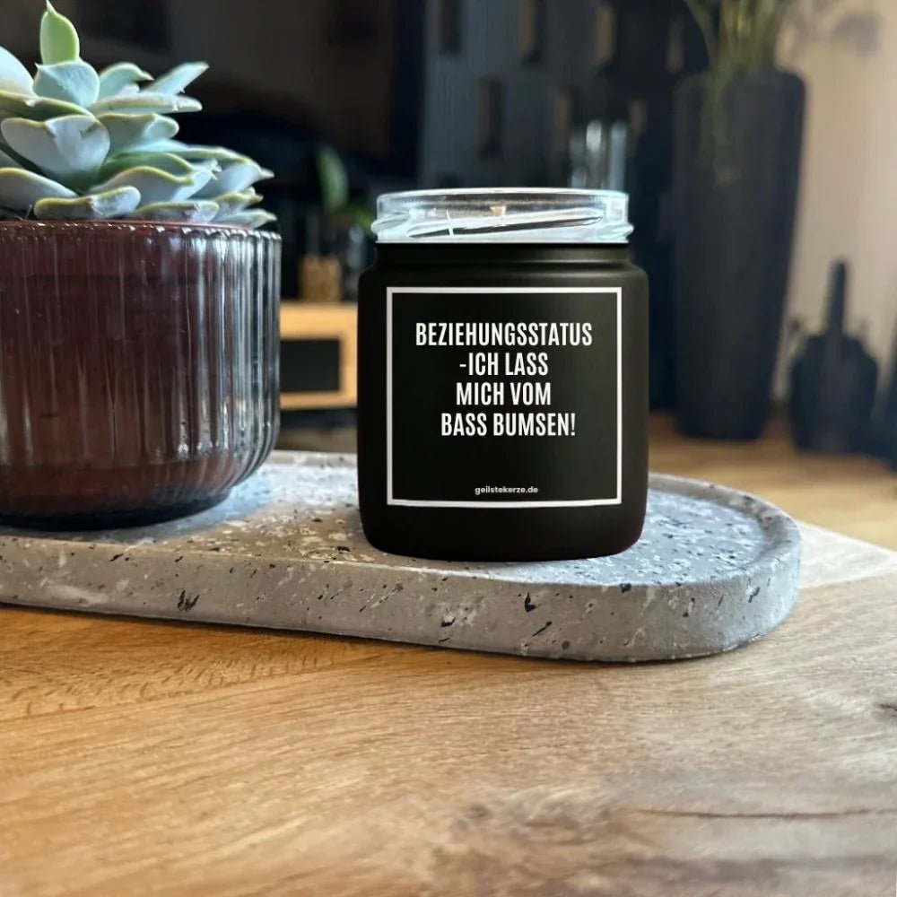 Duftkerze „BEZIEHUNGSSTATUS -ICH LASS MICH VOM BASS BUMSEN!“ von geilstekerze – Ansicht 2