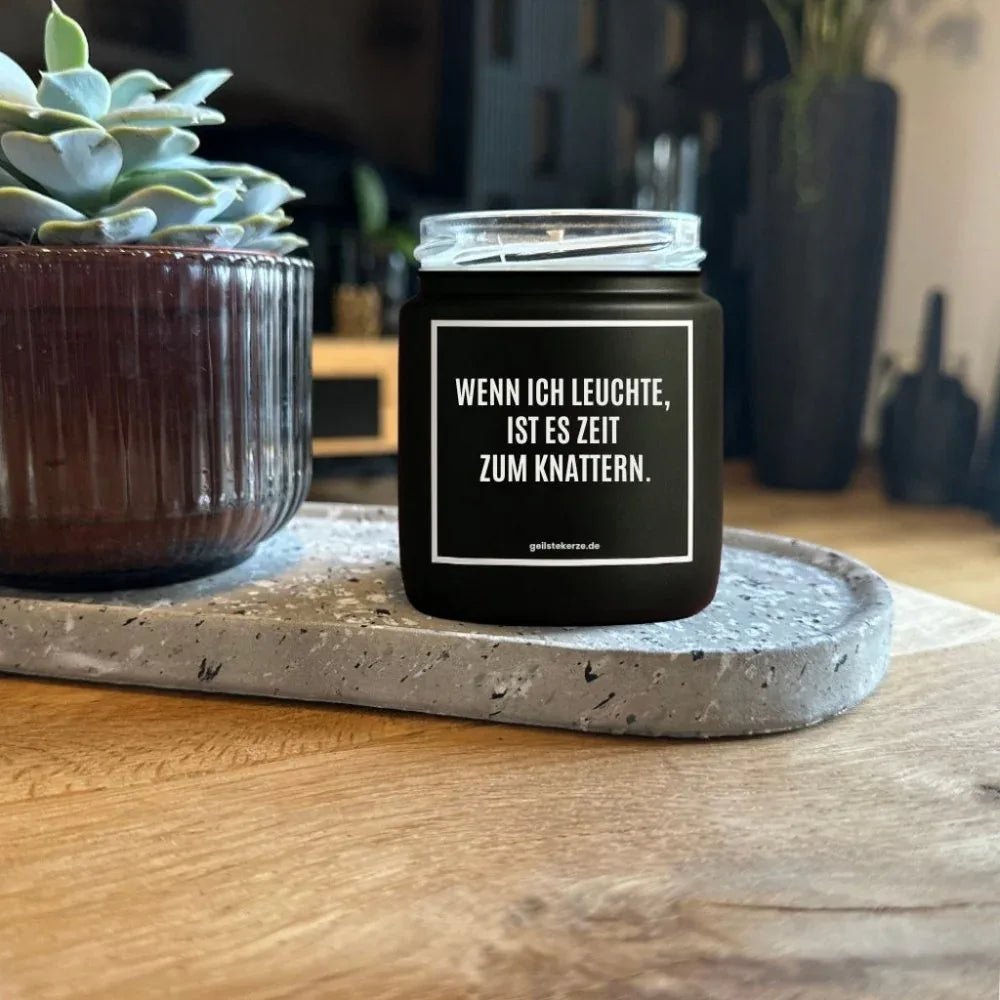 Duftkerze „WENN ICH LEUCHTE, IST ES ZEIT ZUM KNATTERN.“ von geilstekerze – Ansicht 2