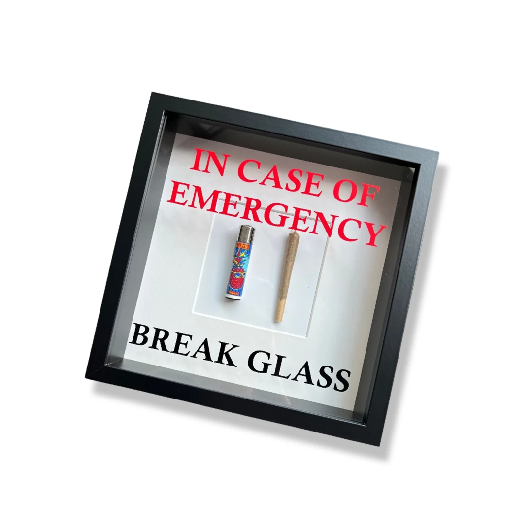Wandschmuck "In Case of Emergency – Break Glass - Joint" Weißer Rahmen -  from DieBallerei