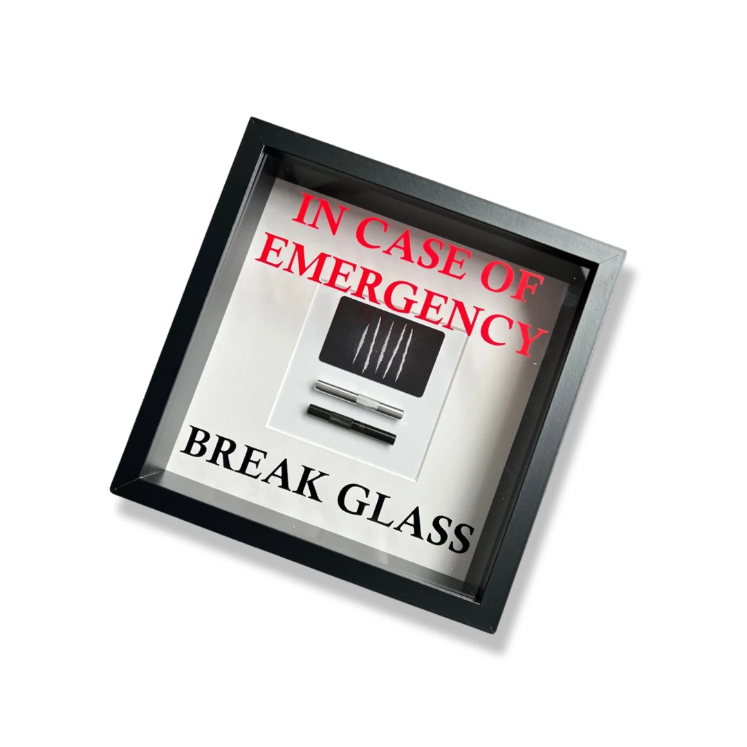 Wandschmuck "In Case of Emergency – Break Glass - Lines" Weißer Rahmen -  from DieBallerei