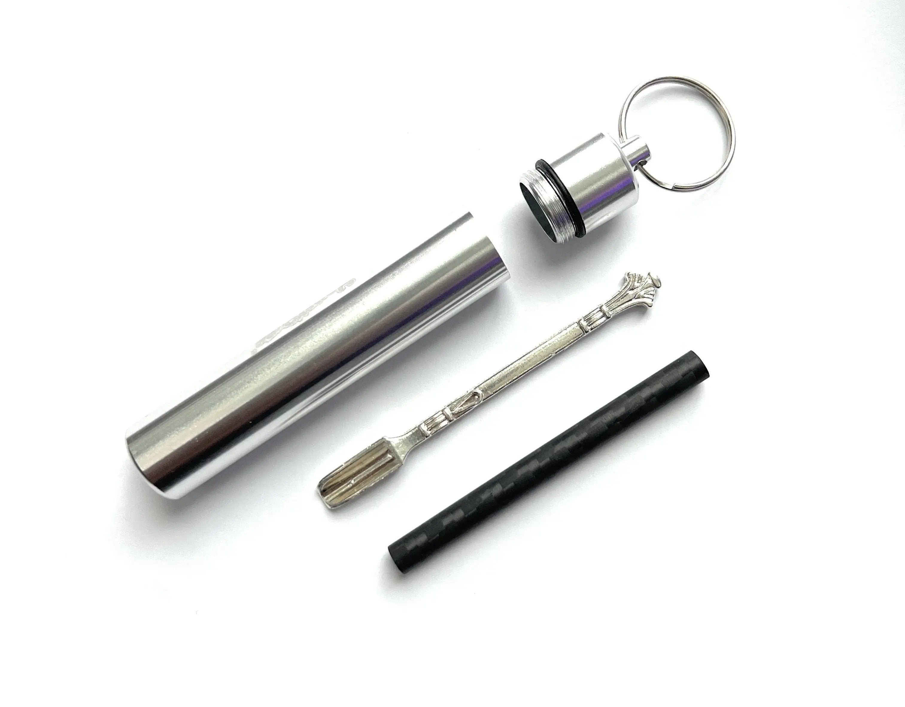 XL Aluminium-Pillenbox mit Schlüsselanhänger – Silber, inkl. Carbon-Röhrchen & Silbernem Löffel V8 -  from DieBallerei