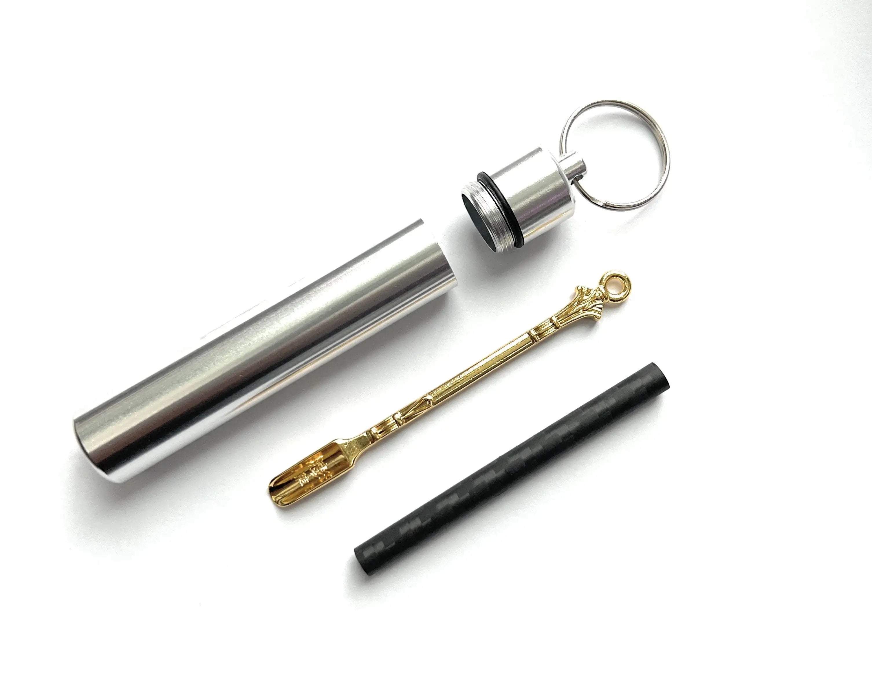 XL Aluminium-Pillenbox mit Schlüsselanhänger – Silber, inkl. Carbon-Röhrchen & Goldenem Löffel V7 -  from DieBallerei
