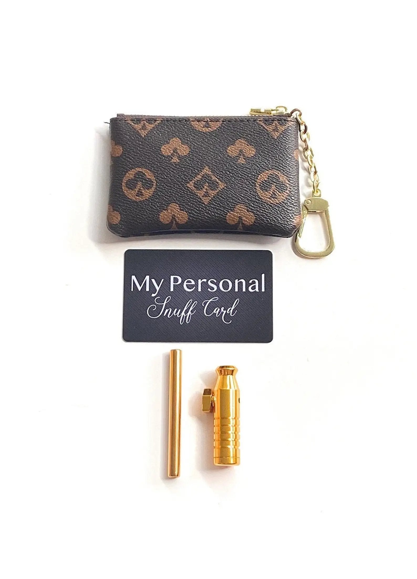 Deluxe Soft Kunstleder Case "Monogramm" – Edles Set in Braun/Gold mit Anhänger -  from DieBallerei