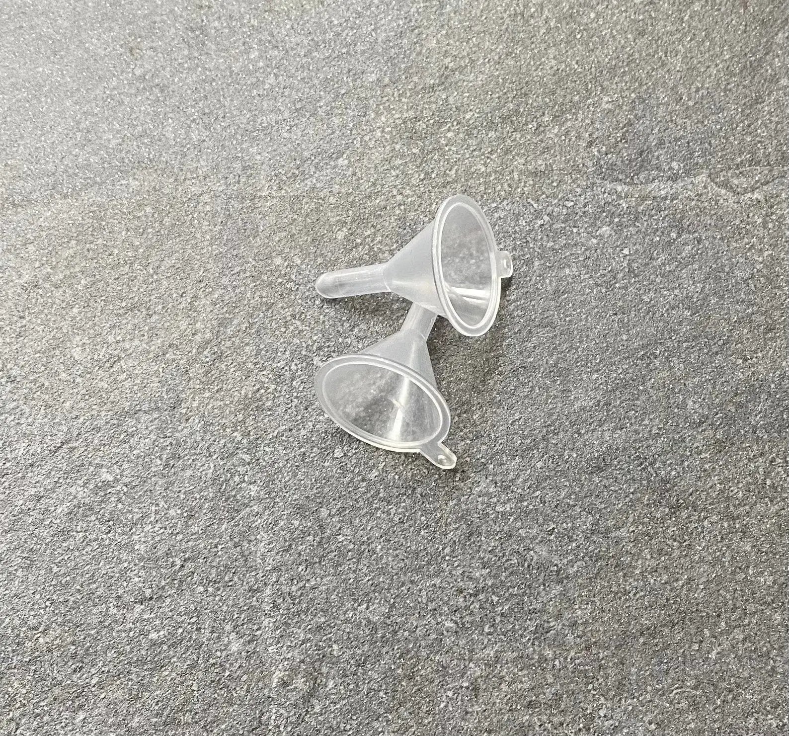 2 Mini Trichter – Praktisches Hilfsmittel für Flüssigkeiten & Pulver -  from DieBallerei