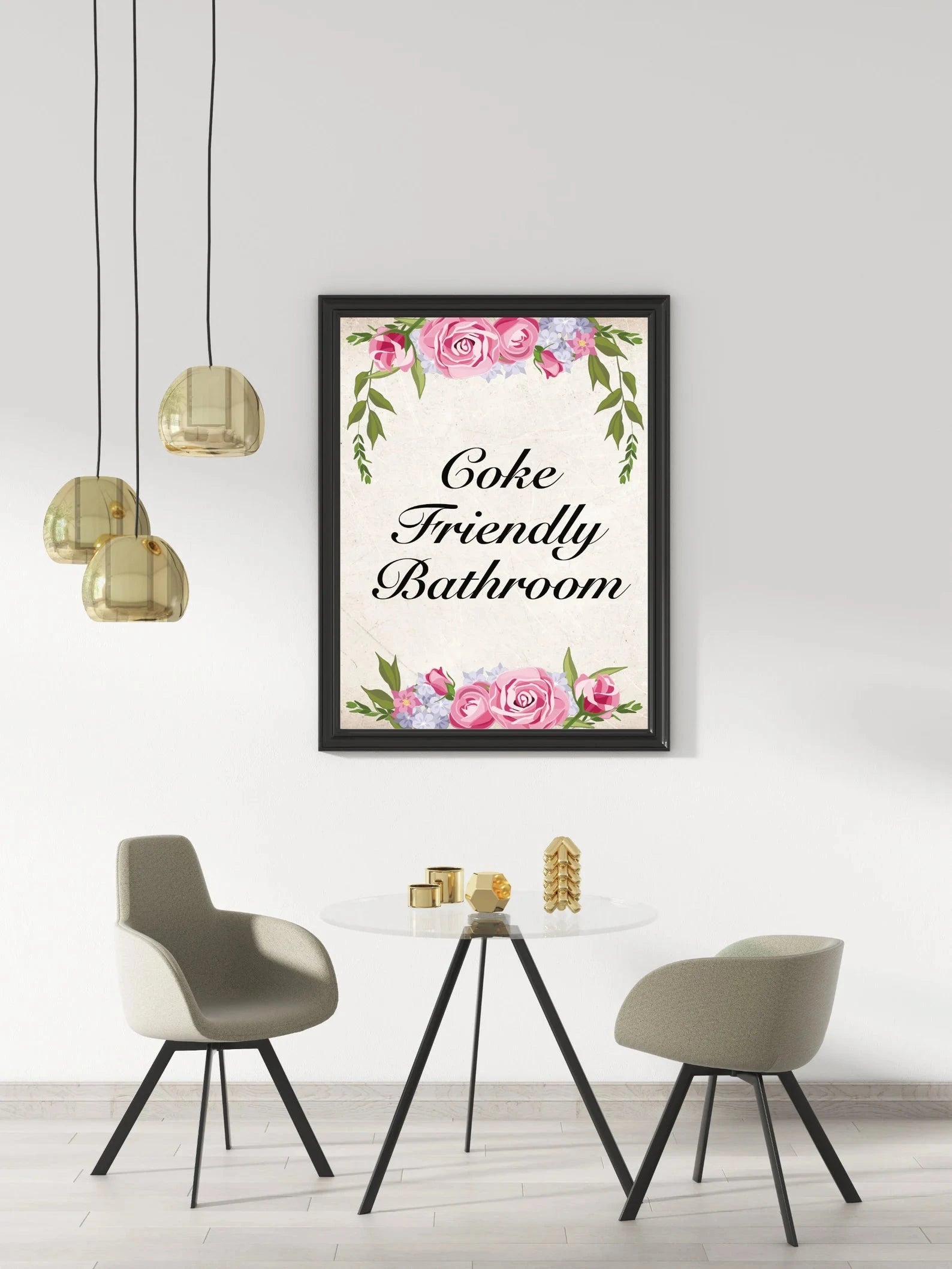 Poster „Coke Friendly Bathroom“ – Roses Edition (DIN A3 mit Rahmen) -  from DieBallerei