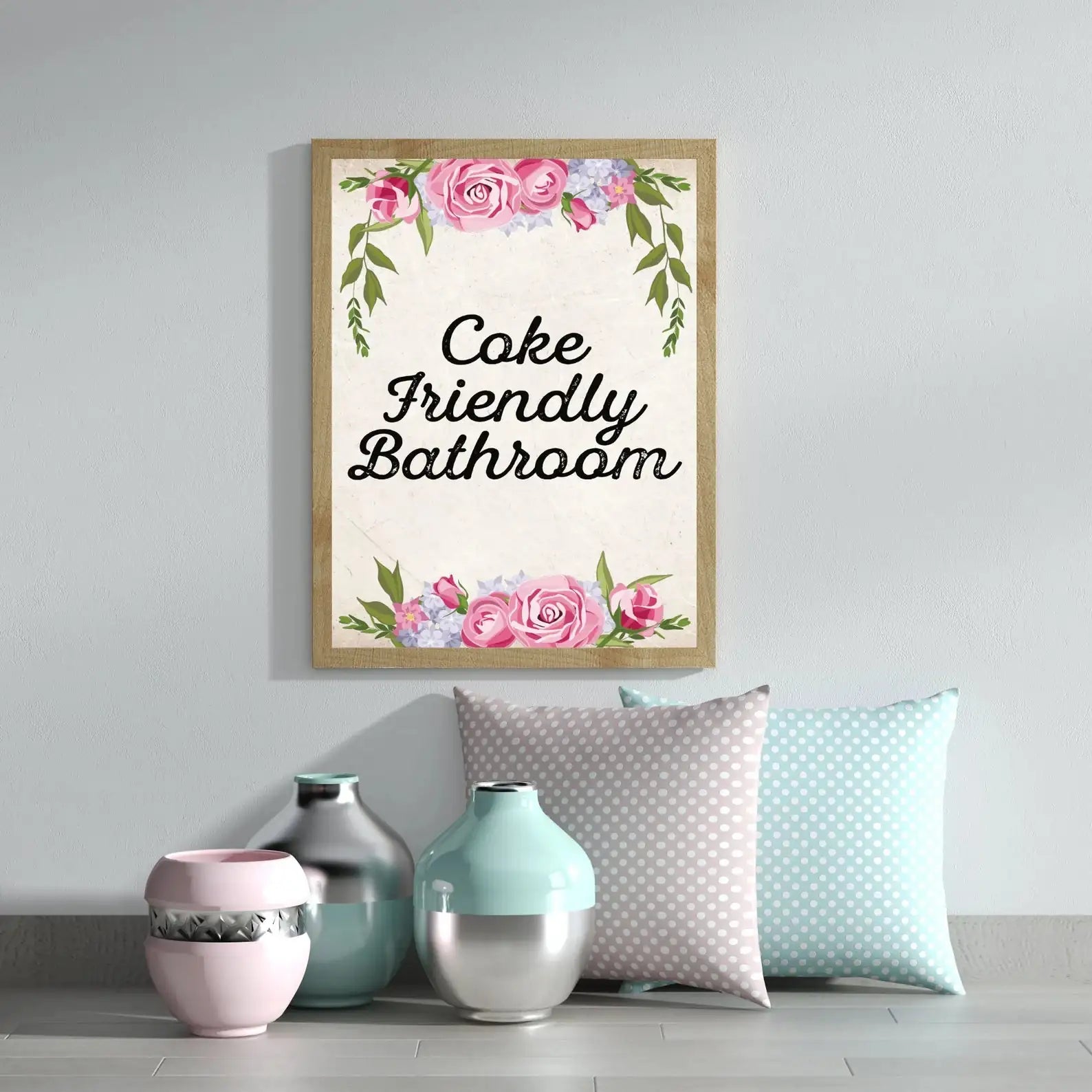 Poster „Coke Friendly Bathroom“ – Romantisches Rosen-Design (DIN A3 mit Rahmen) -  from DieBallerei