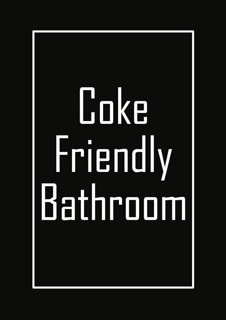 Poster Geschenk Set – Hack-Karte, Röhrchen & Plakat Coke Friendly Bathroom -  from DieBallerei