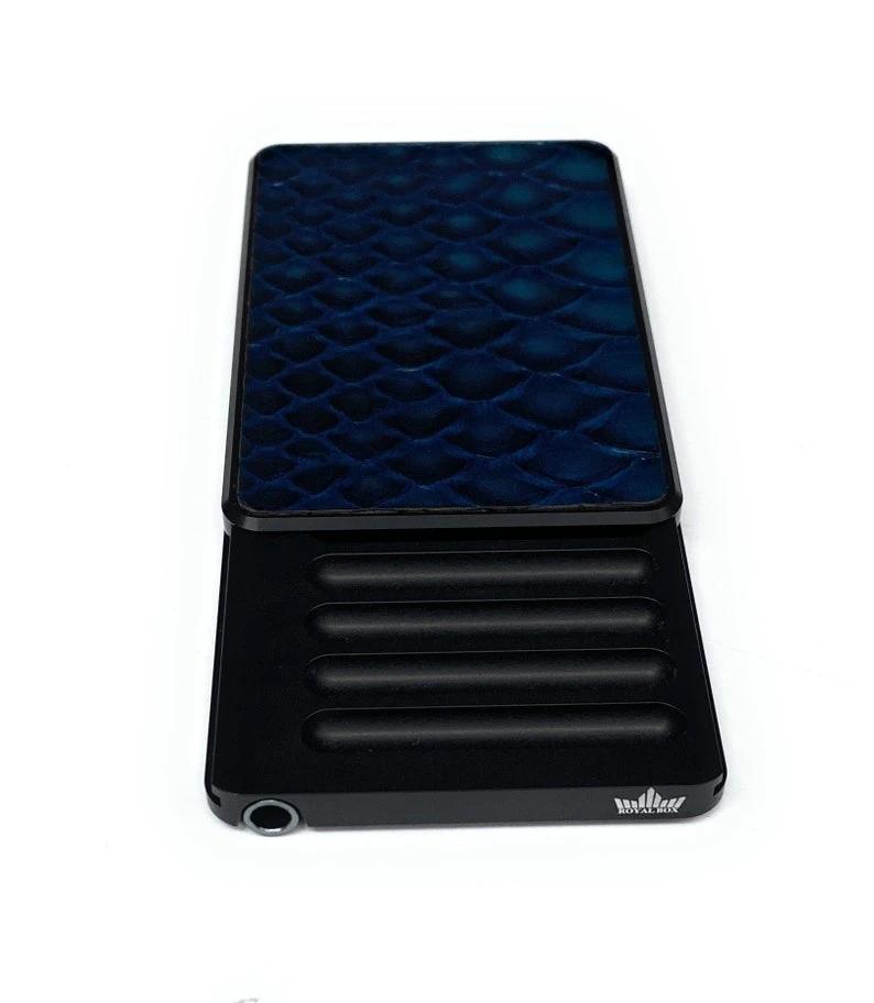 Royal Box – Exklusive Eleganz in Dunkelblau mit Echsenleder & Aluminium -  from DieBallerei