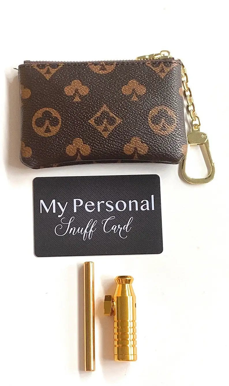 Deluxe Soft Kunstleder Case "Monogramm" – Edles Set in Braun/Gold mit Anhänger -  from DieBallerei