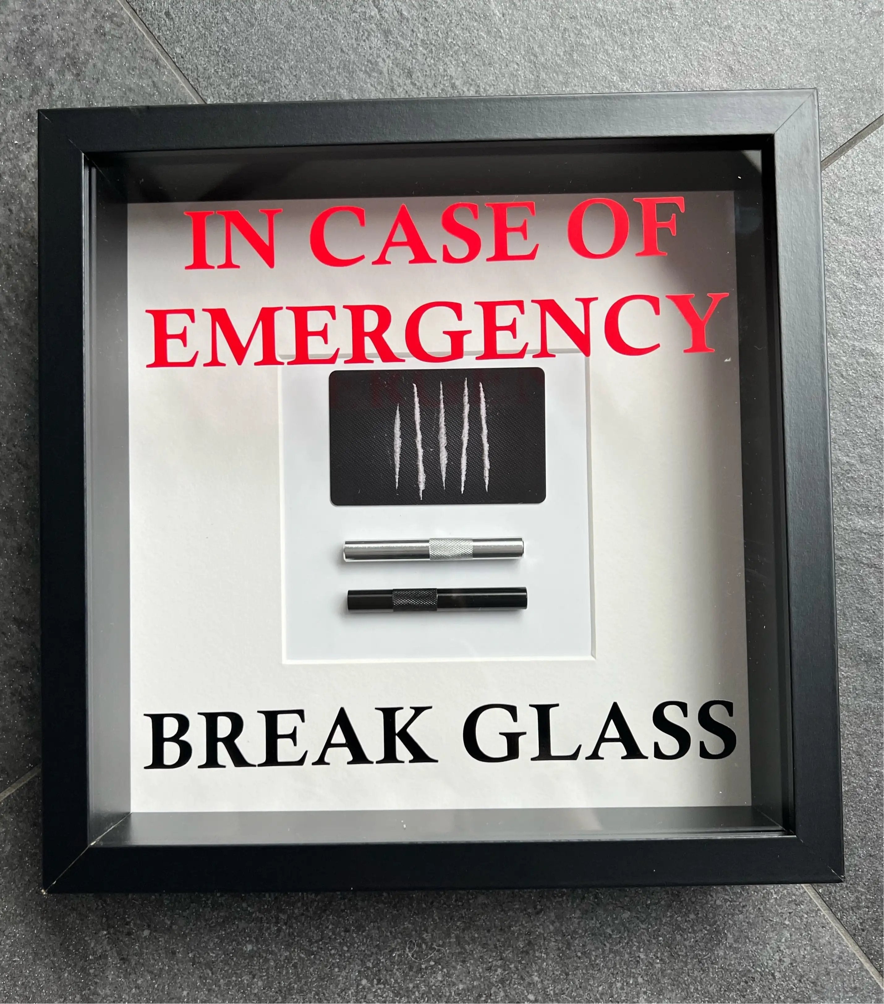 Wandschmuck "In Case of Emergency – Break Glass - Lines" Weißer Rahmen -  from DieBallerei