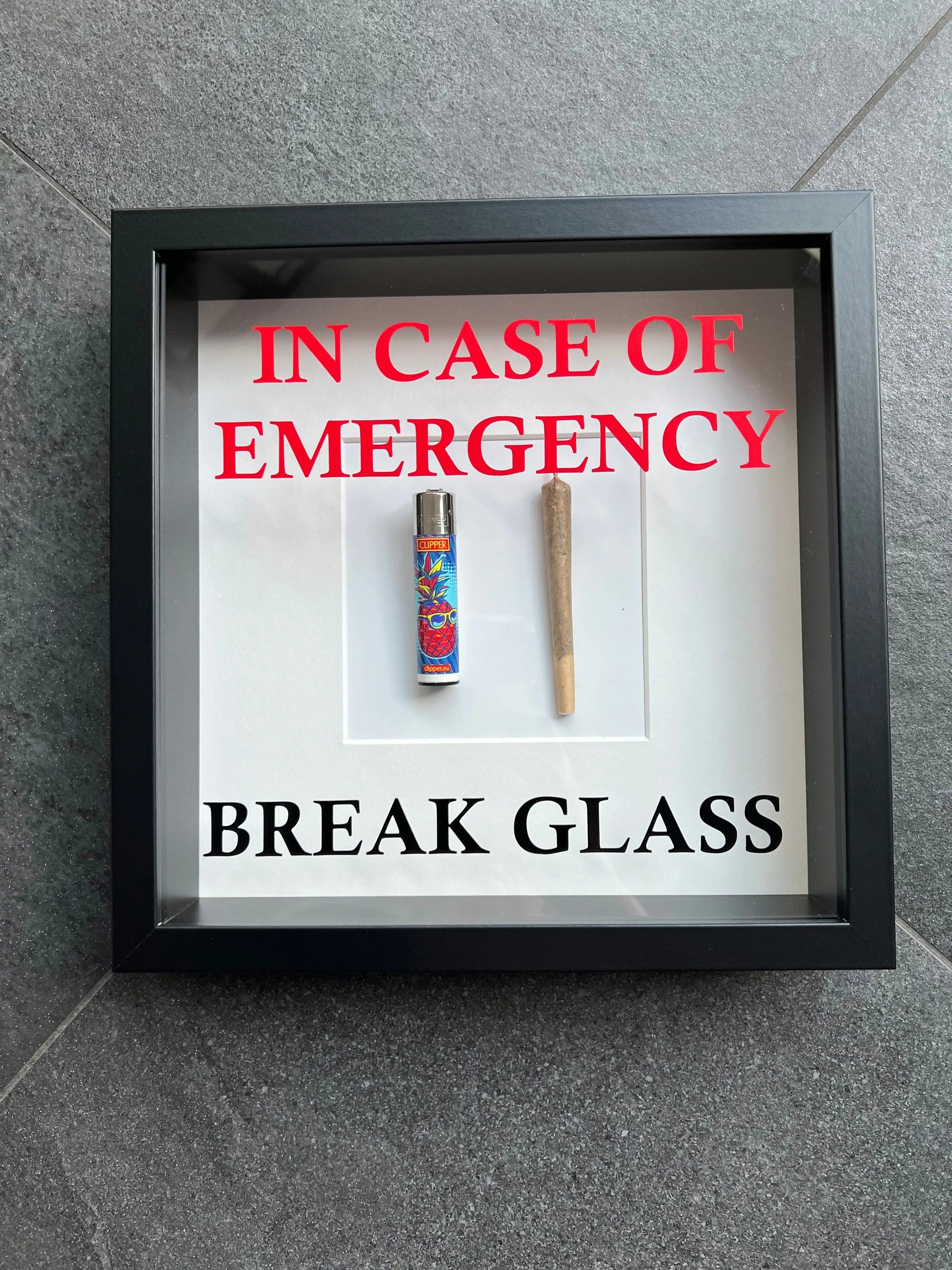 Wandschmuck "In Case of Emergency – Break Glass - Joint" Weißer Rahmen -  from DieBallerei