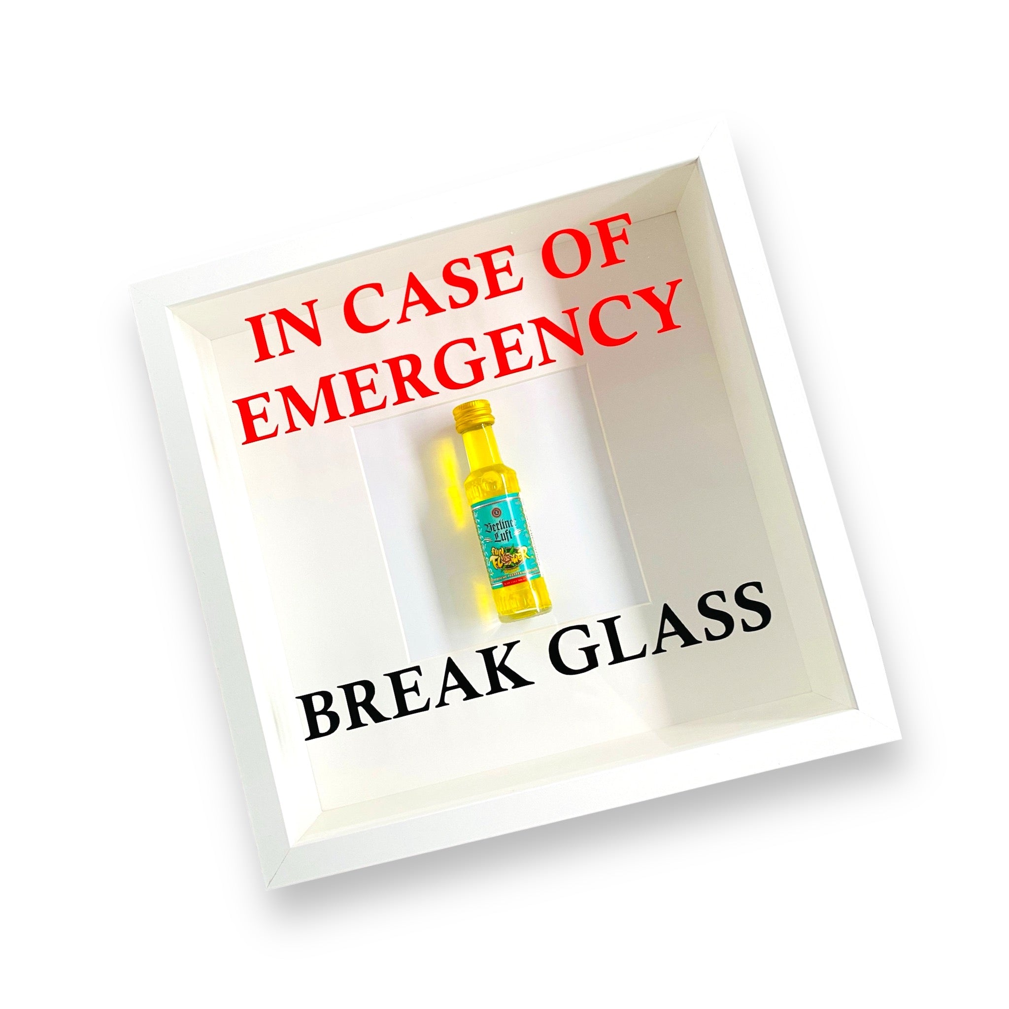 "In Case of Emergency Break Glass" – Wandbild mit Berliner Luft weißer Rahmen