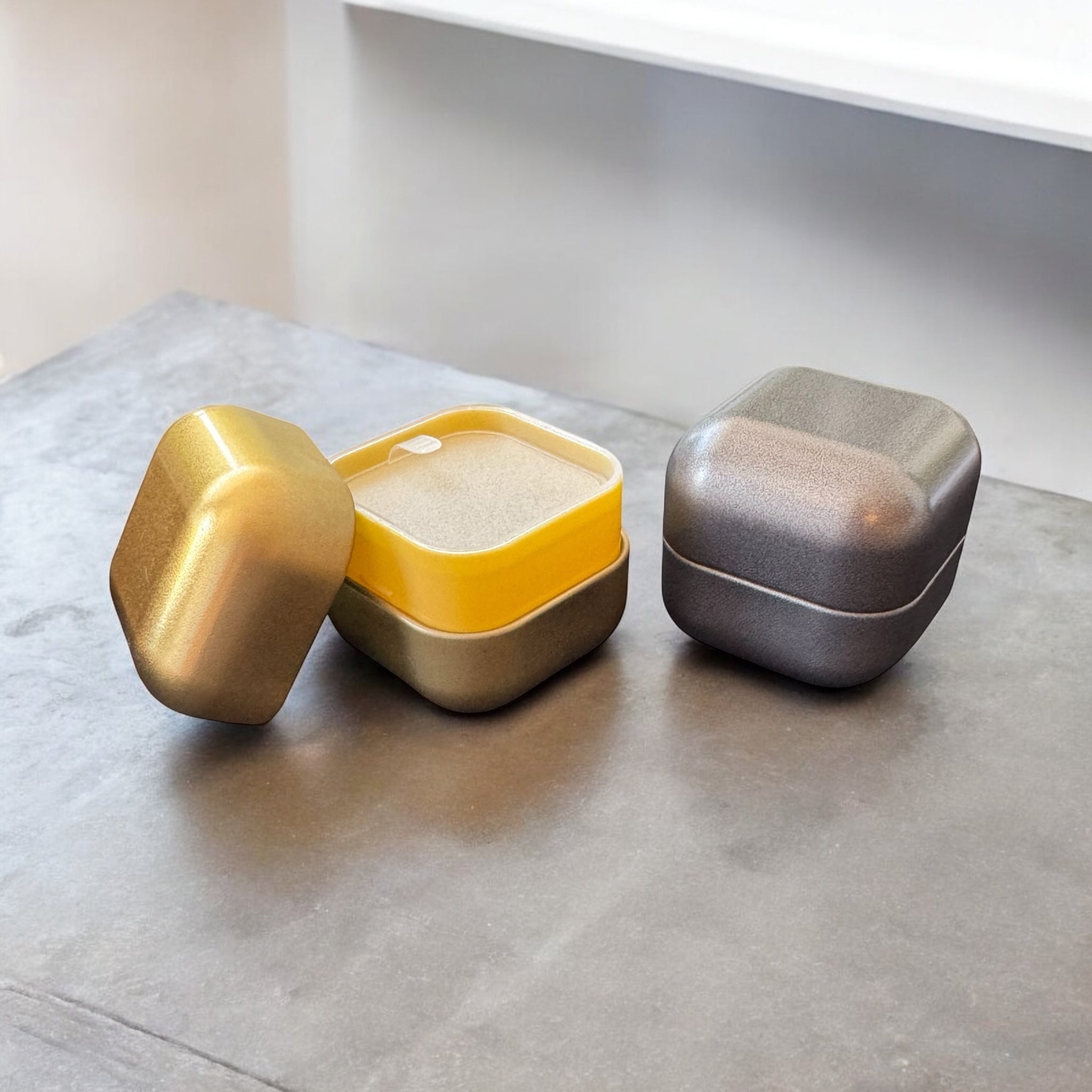 🔒 Mini-Alu-Dose mit Frische-Feature – für deine geheimen Vorräte

Stylisch. Stabil. Sicher. Diese kleine Power-Dose aus Aluminium ist nicht nur ein echter Hingucker, sondern schützt deinen Stuff zuverlässig vor Feuchtigkeit und neugierigen Blicken. 
