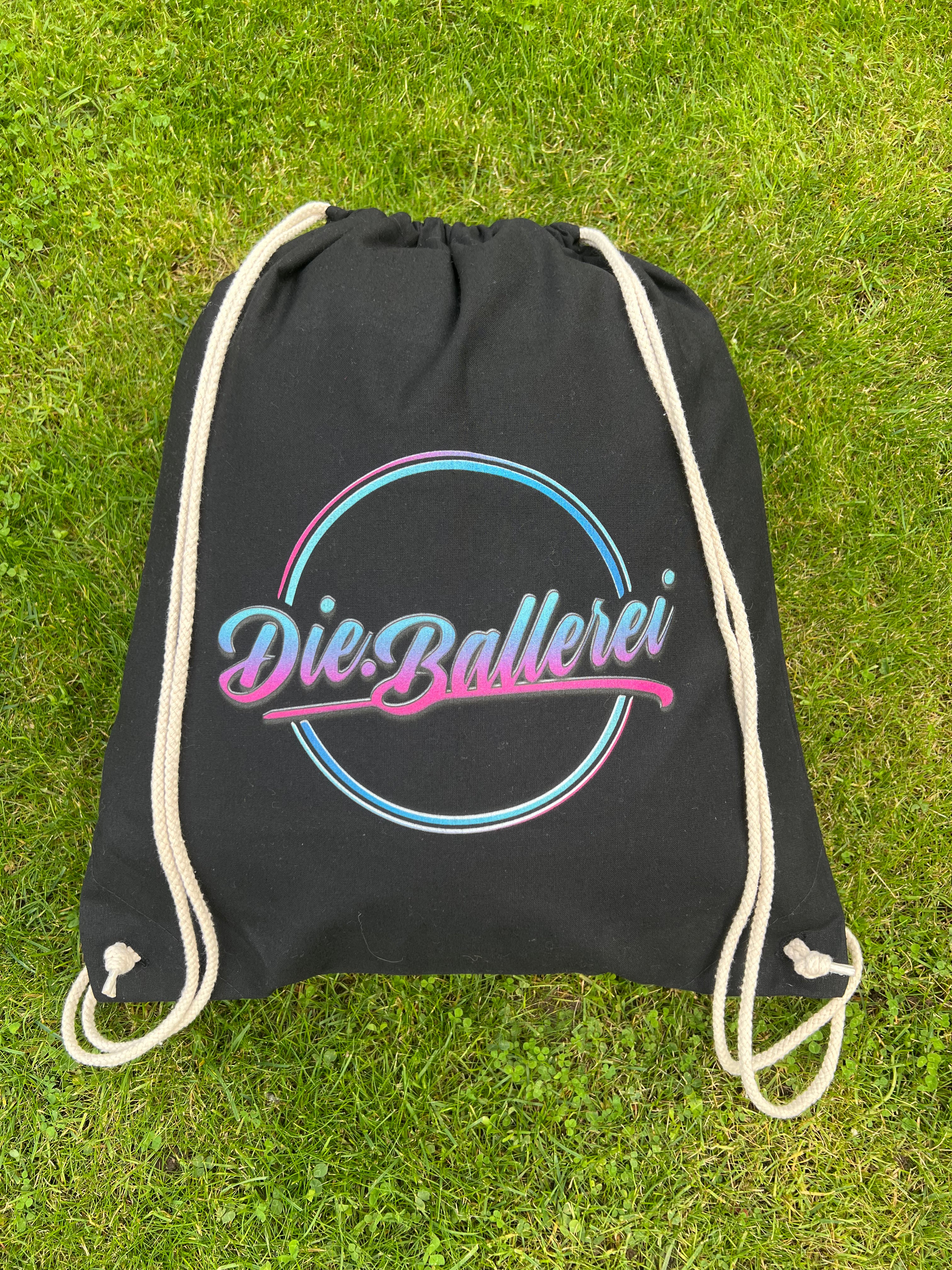 Die.Ballerei Turnbeutel Rucksack aus schwarzer Baumwolle mit großem "Die.Ballerei" Logo