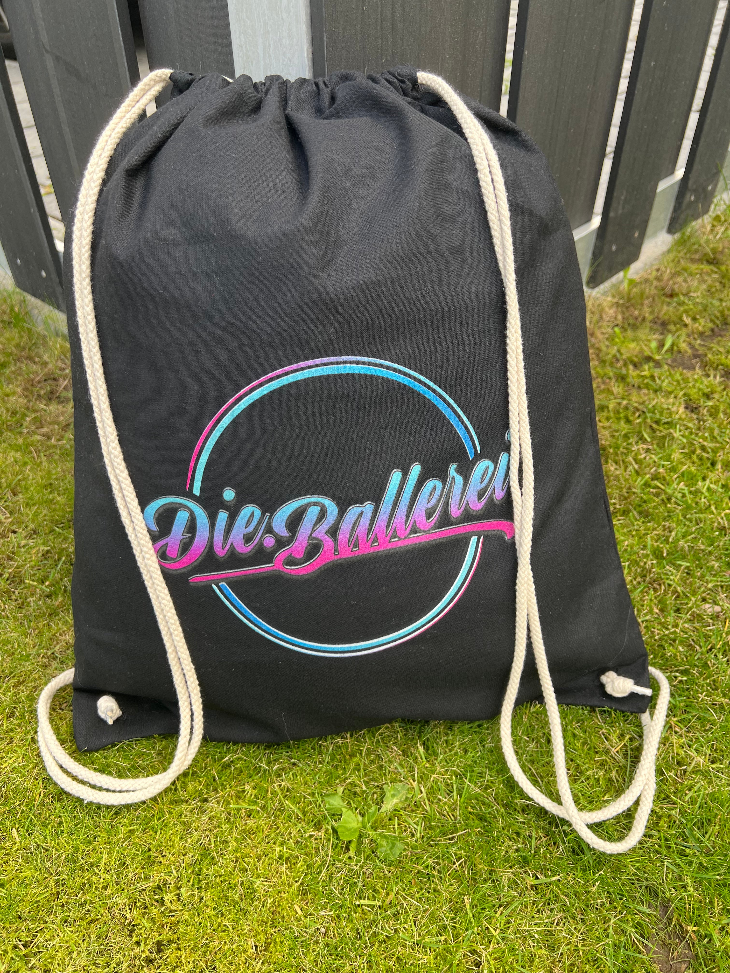 Die.Ballerei Turnbeutel Rucksack aus schwarzer Baumwolle mit großem "Die.Ballerei" Logo