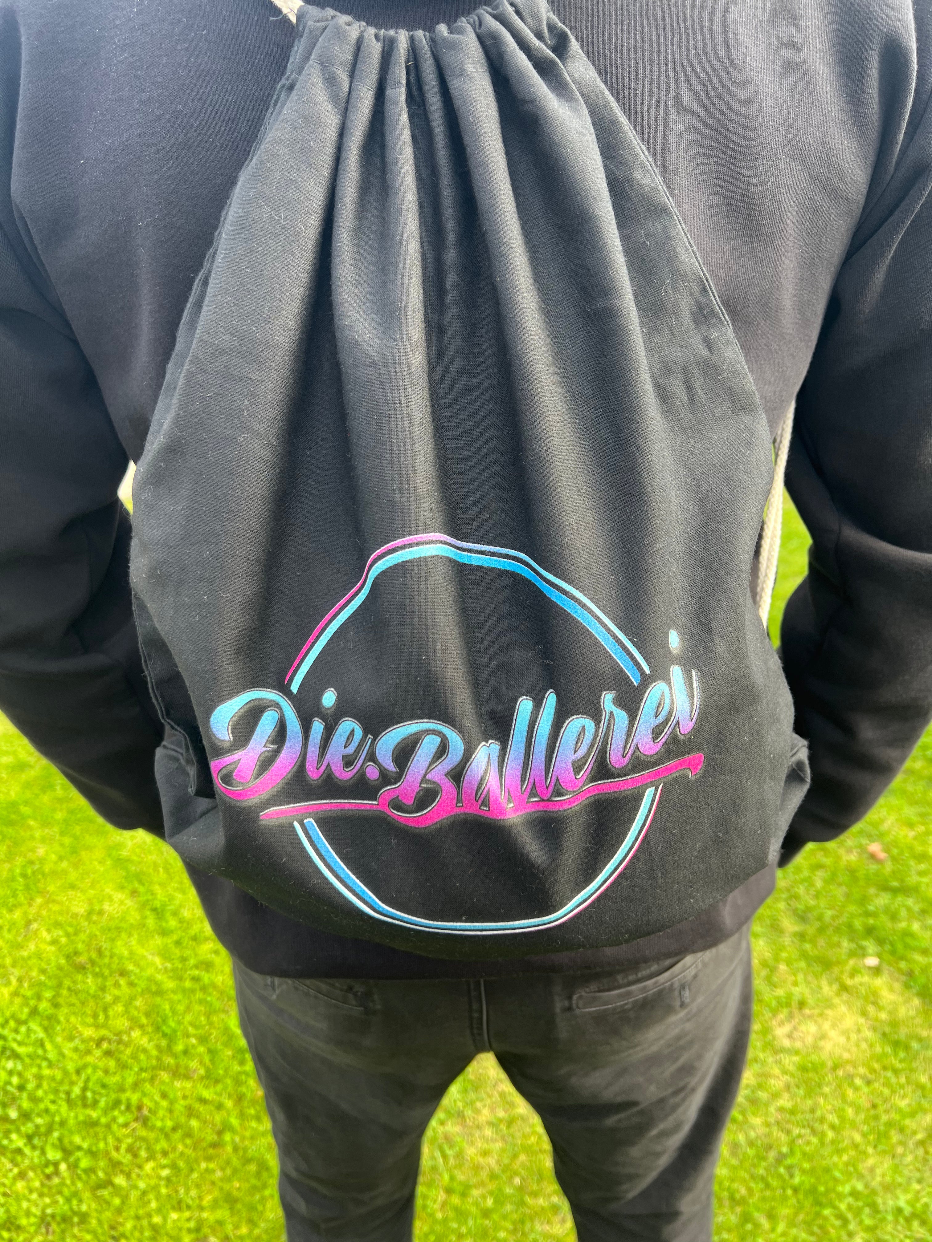 Die.Ballerei Turnbeutel Rucksack aus schwarzer Baumwolle mit großem "Die.Ballerei" Logo