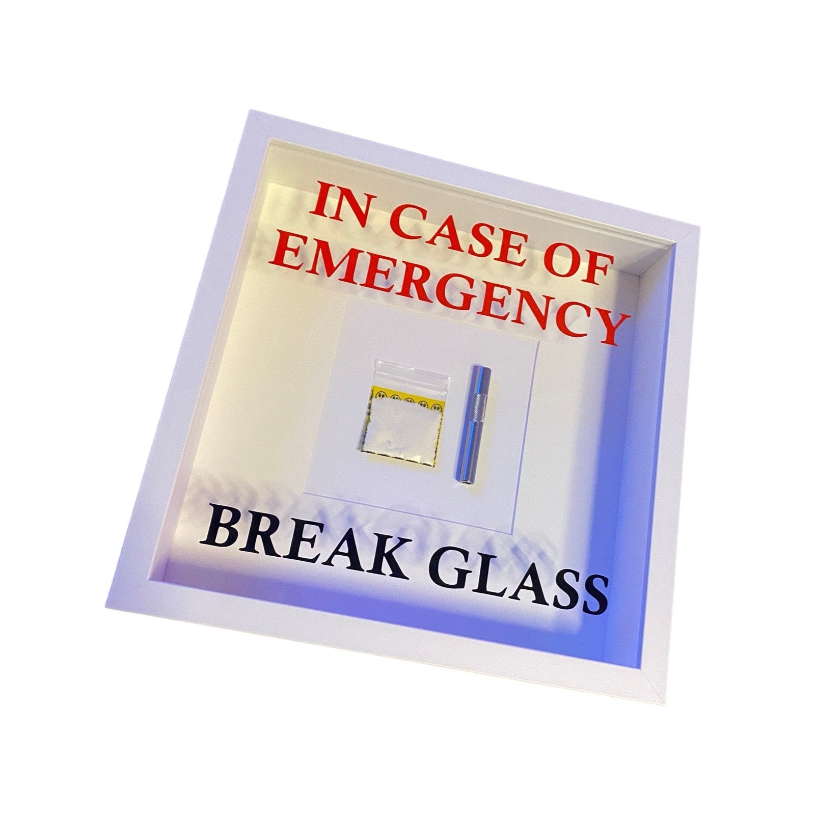 "In Case of Emergency Break Glass" – Wandbild mit Kokain Tütchen und Ziehröhrchen weißer Rahmen