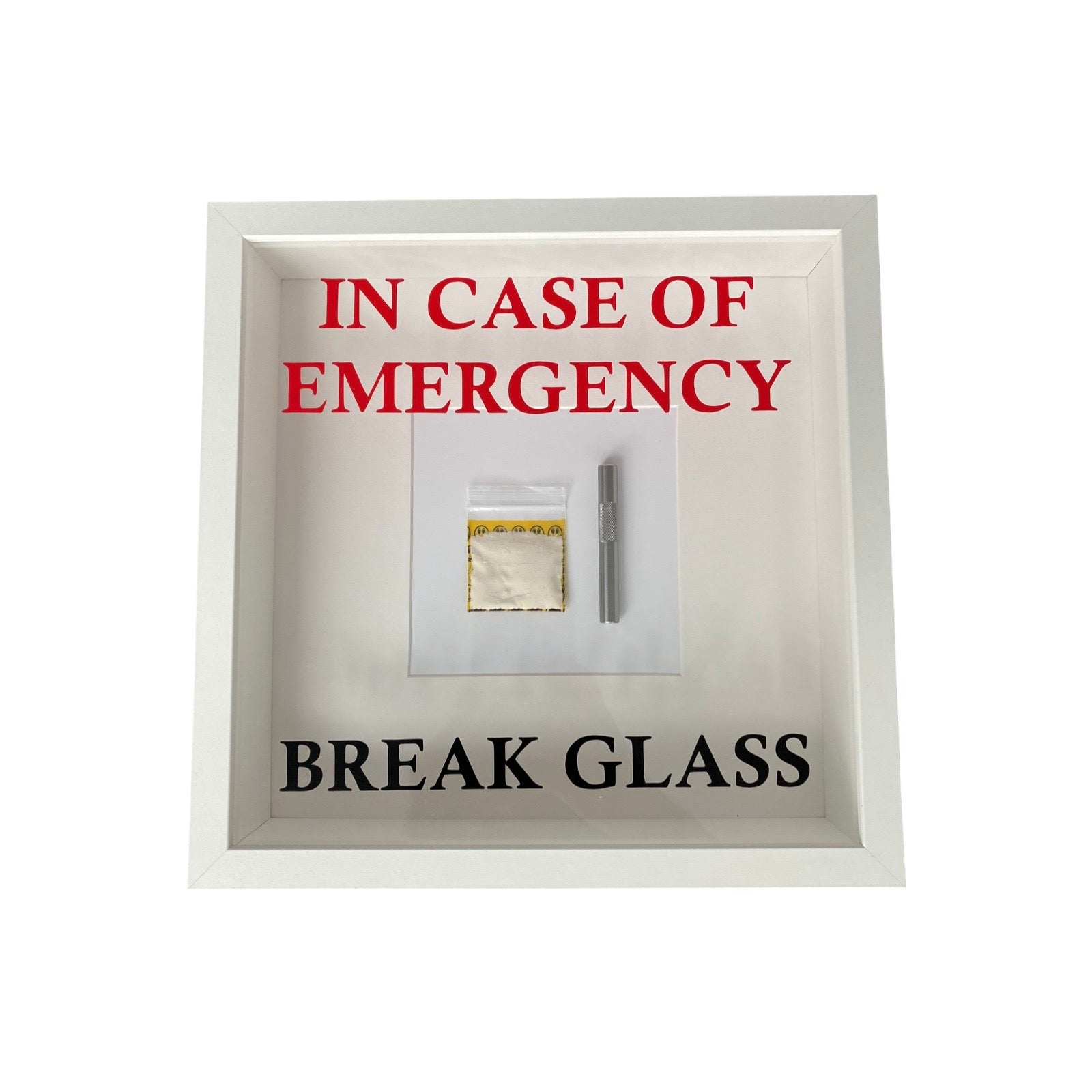 "In Case of Emergency Break Glass" – Wandbild mit Kokain Tütchen und Ziehröhrchen weißer Rahmen