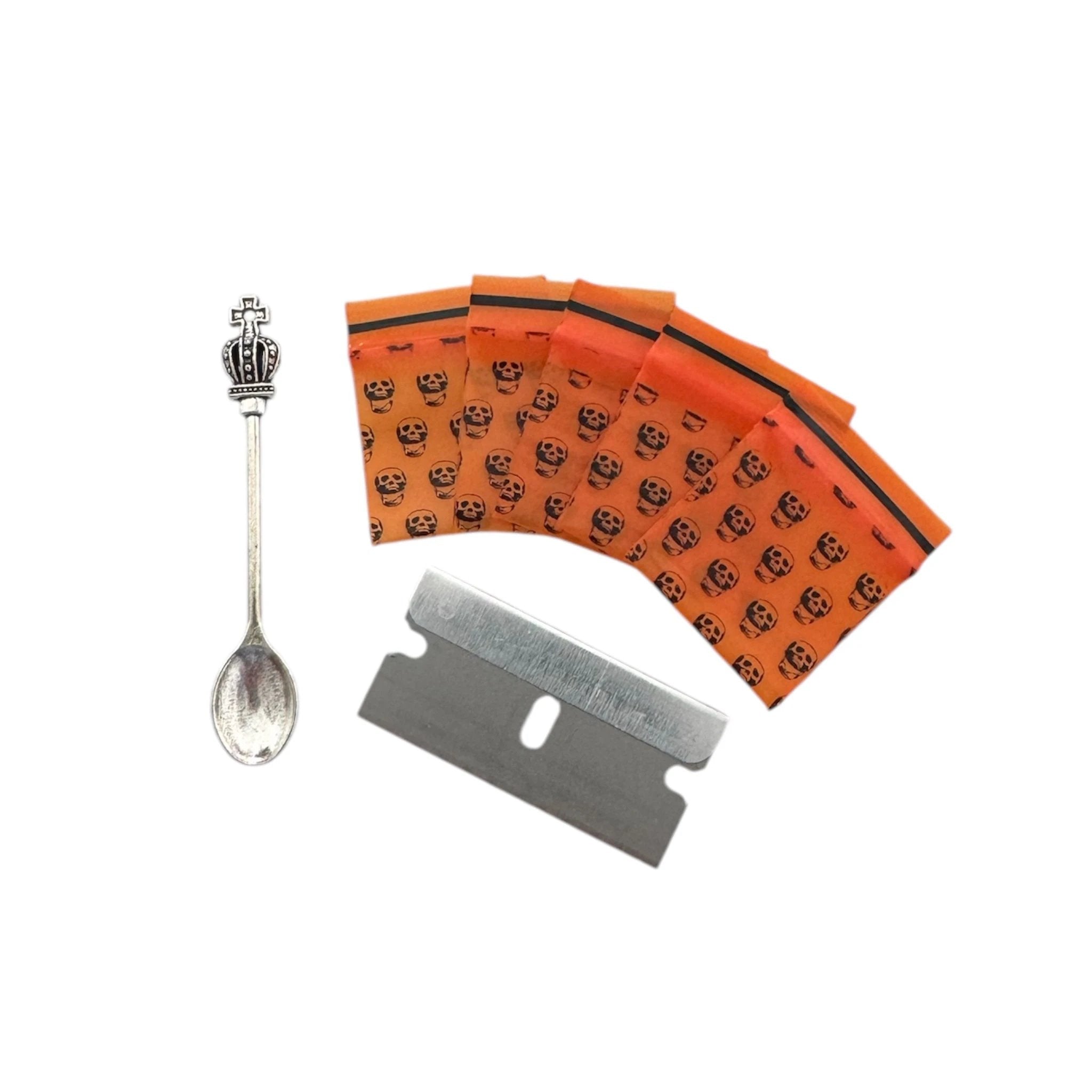 Pillendose/Box – 7 Farben zur Wahl – Inklusive Mini Zip Beutel, Klinge & Löffel mit Kronen Verzierung -  from DieBallerei