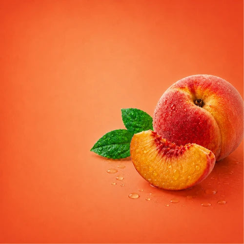 Ein Pfirsich und eine Pfirsichspalte mit grünen Blättern und Wassertropfen vor orangefarbenem Hintergrund.
