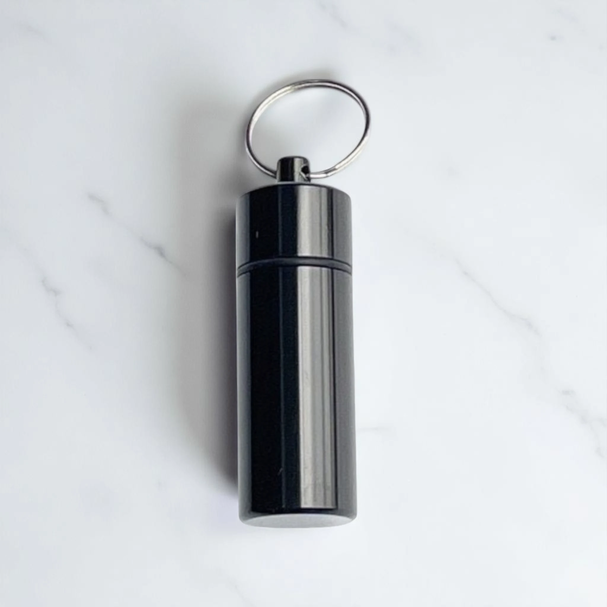 Verschließbare Aluminium-Pillenbox als Schlüsselanhänger – Extra Groß & Praktisch (Schwarz) -  from DieBallerei