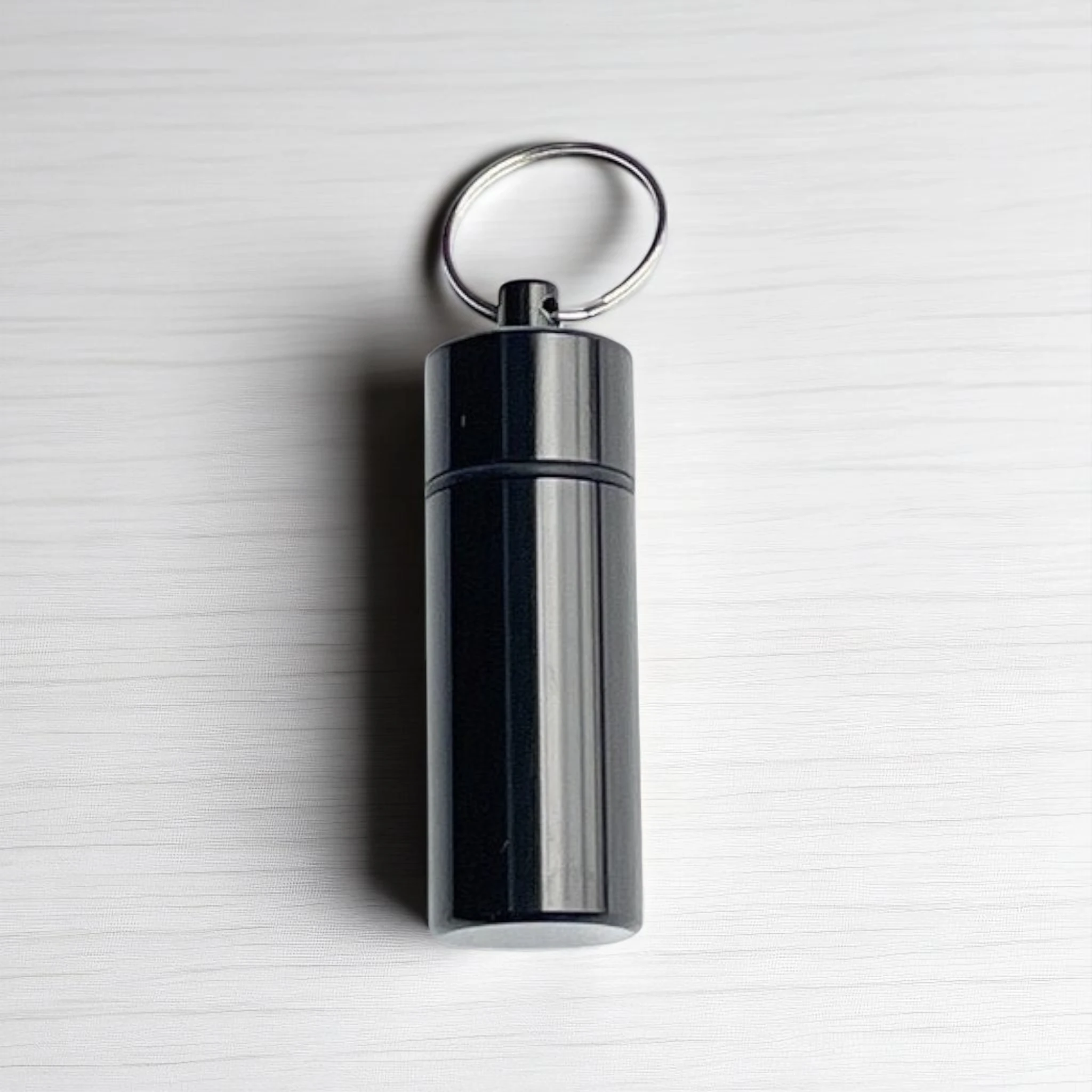 Verschließbare Aluminium-Pillenbox als Schlüsselanhänger – Extra Groß & Praktisch (Schwarz) -  from DieBallerei
