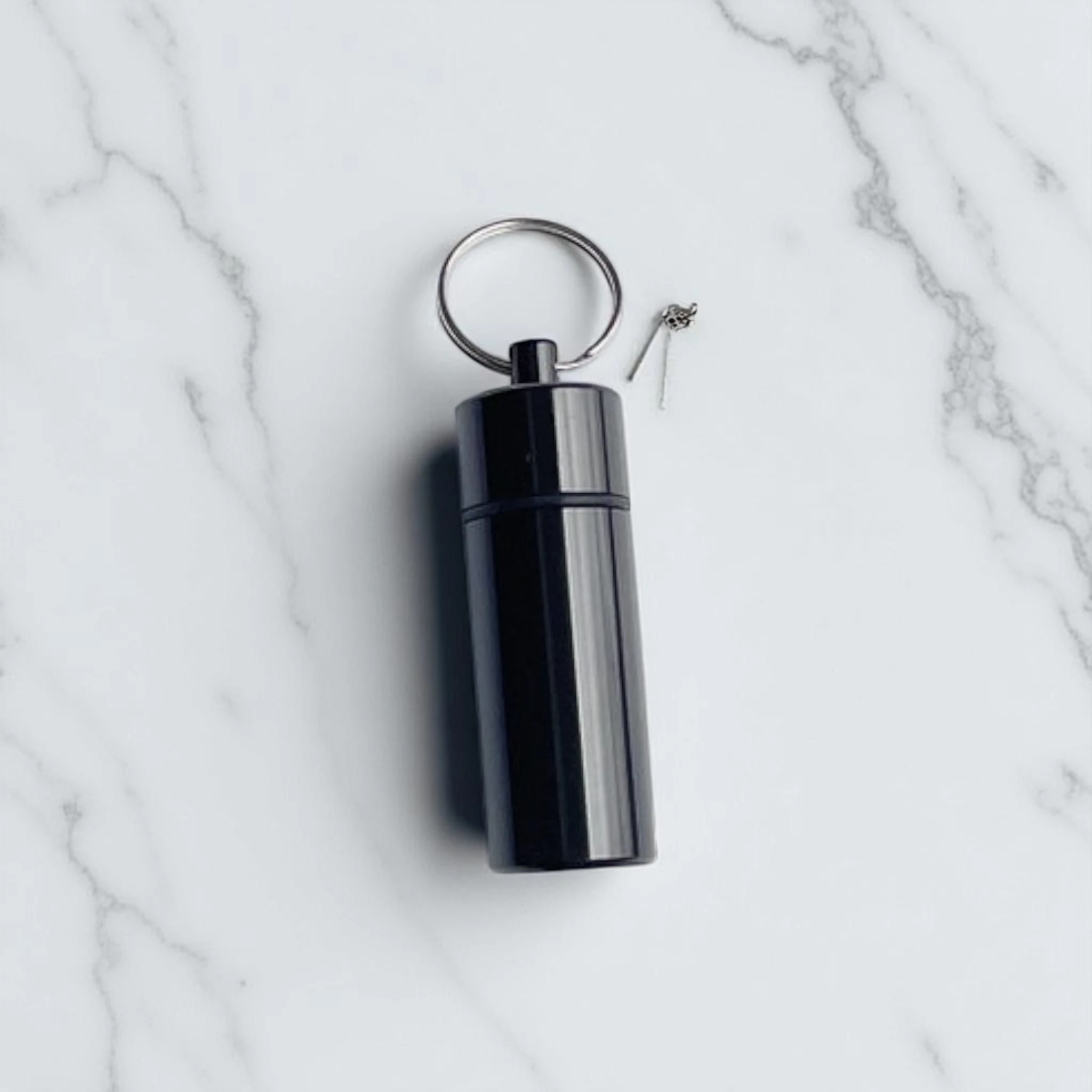 XXL Aluminium Pillenbox – Wasserdicht & Immer Griffbereit -  from DieBallerei
