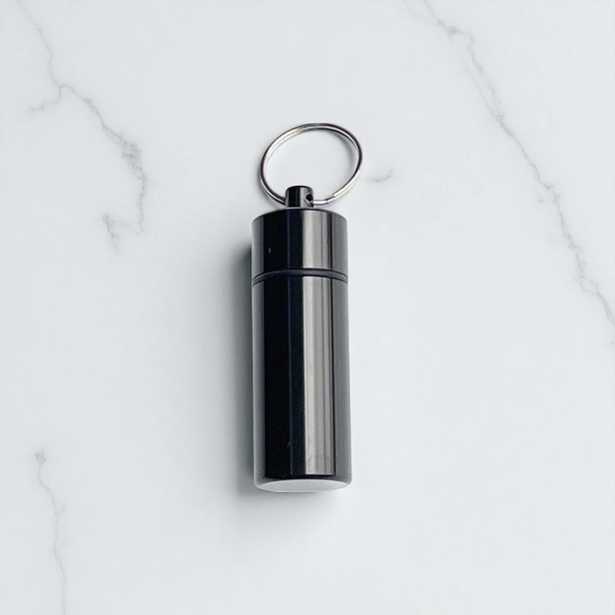 XXL Aluminium Pillenbox – Wasserdicht & Immer Griffbereit -  from DieBallerei
