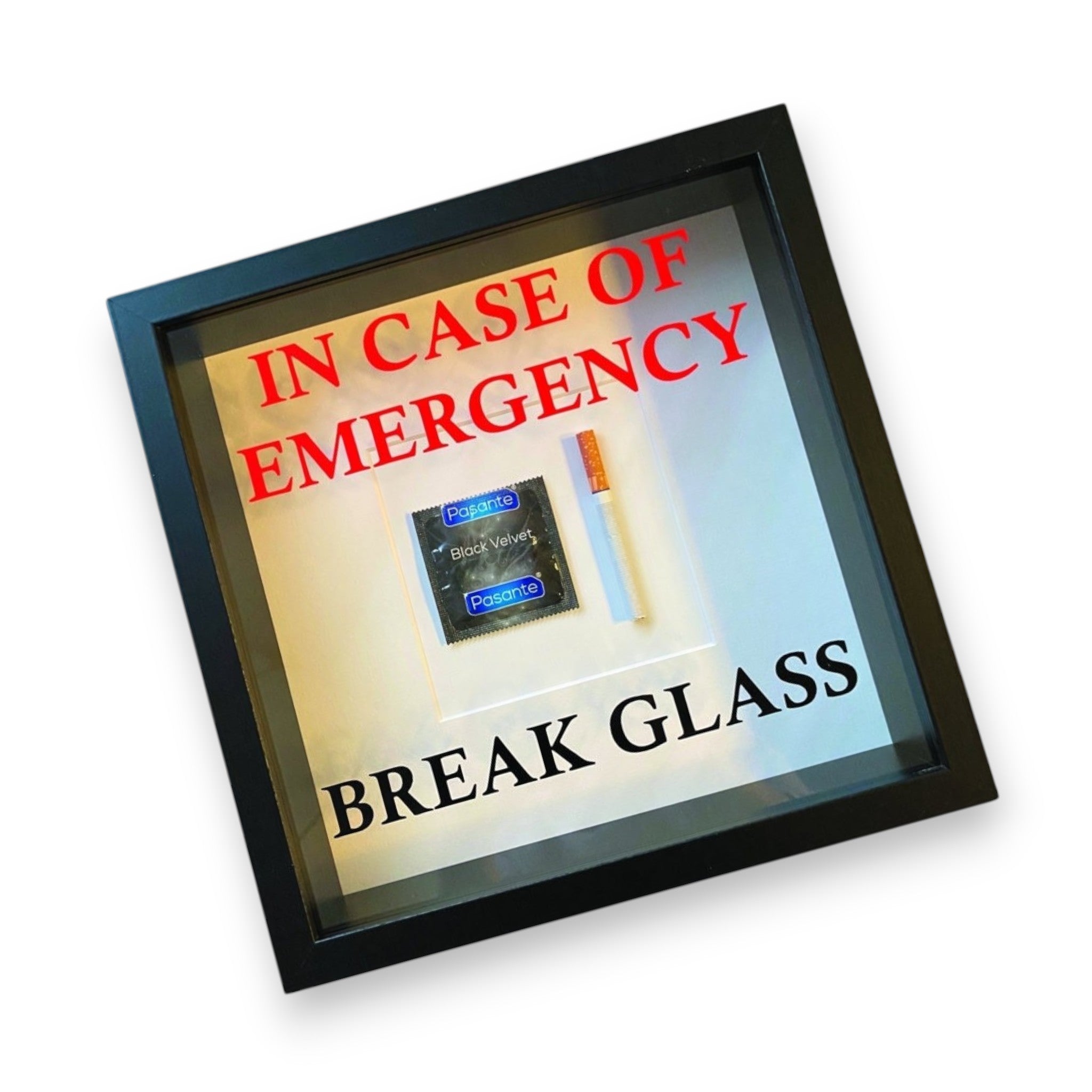 In Emergency Break Glass – Wandbild mit Kondom/Zigarette schwarzem Rahmen