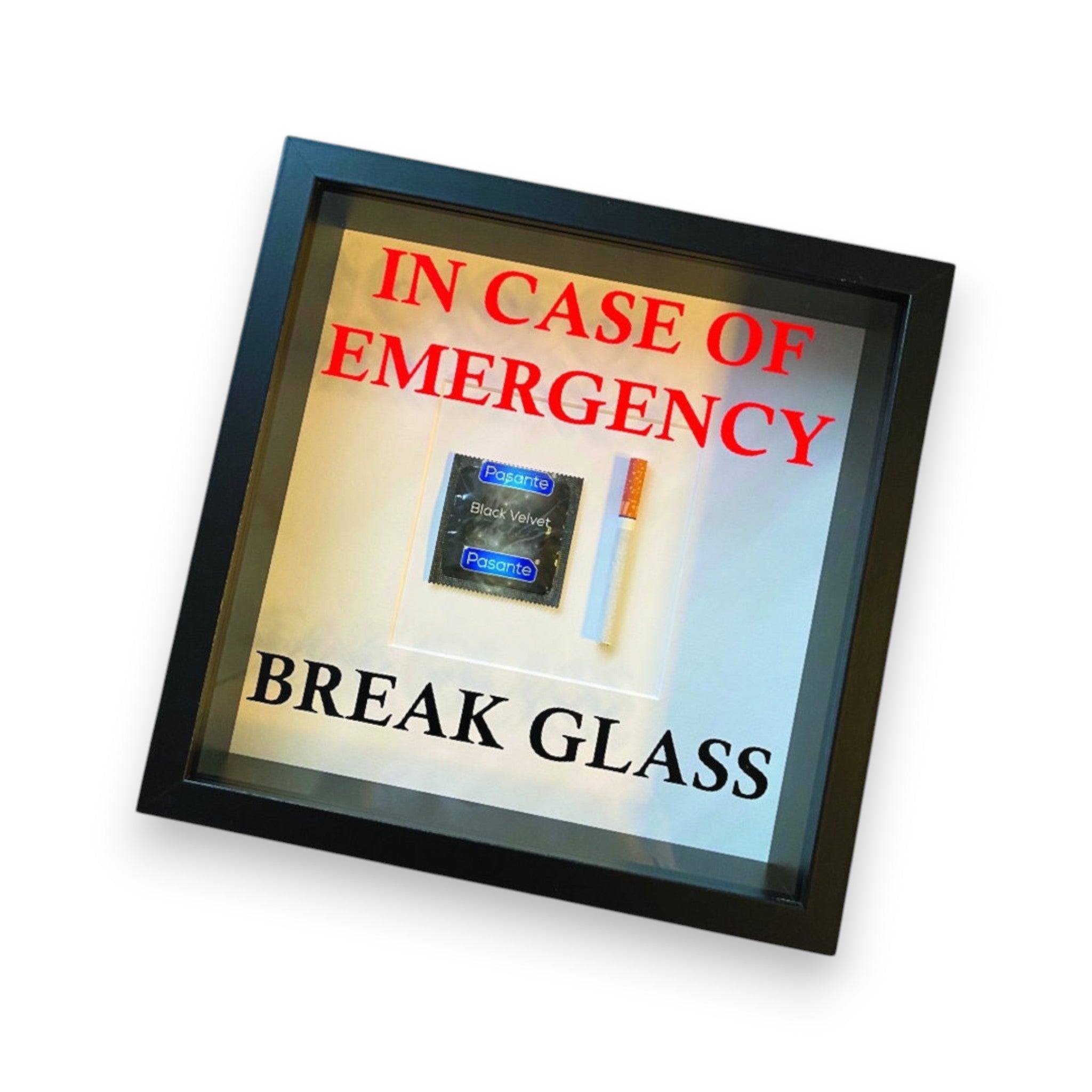 In Emergency Break Glass – Wandbild mit Kondom/Zigarette schwarzem Rahmen