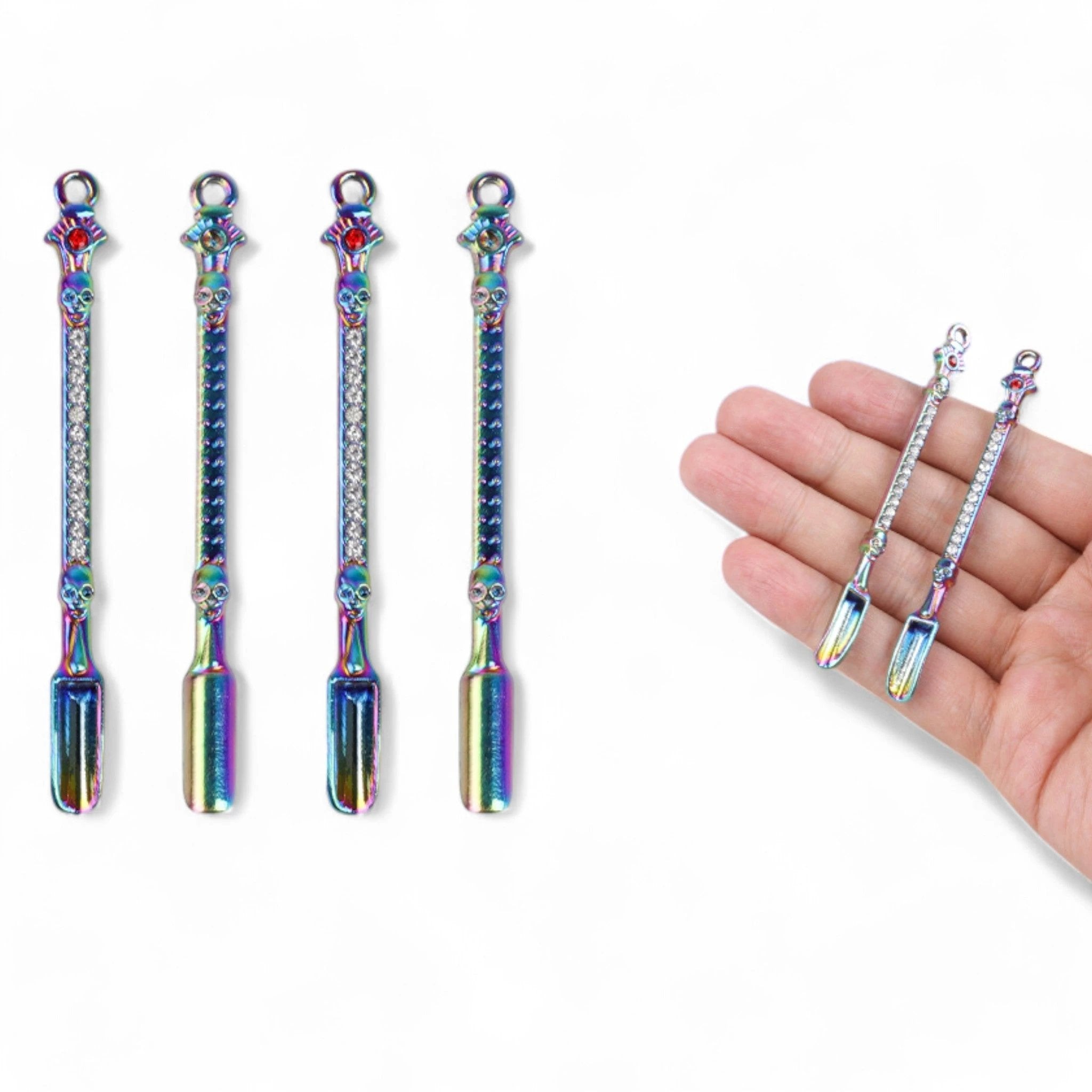 4x Funkelnder Löffel im Totenkopf Design – Regenbogenoptik mit Strassbesatz -  from DieBallerei