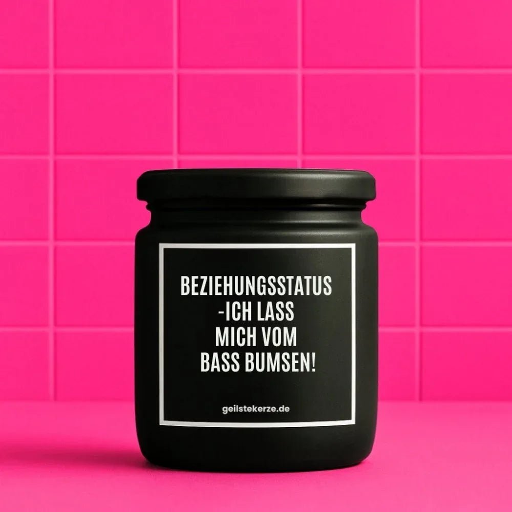 Duftkerze „BEZIEHUNGSSTATUS -ICH LASS MICH VOM BASS BUMSEN!“ von geilstekerze – Ansicht 1