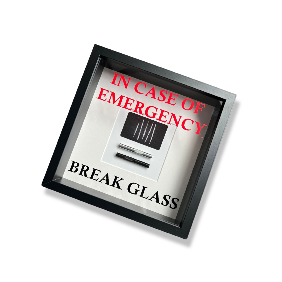 Wandbild/Bild „In Emergency Break Glass - Lines“ Wandschmuck Fun Spass Geschenk - Rahmen weiß