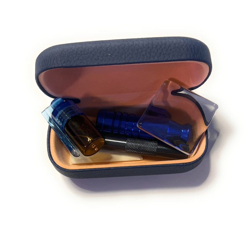 SET Dark Blue Sniff Snuff Sniffer Schnupf Spender Dispenser (Röhrchen, Mini-Glasplatte, Spender mit Löffel, Dosierer, Klinge) in Hard Case