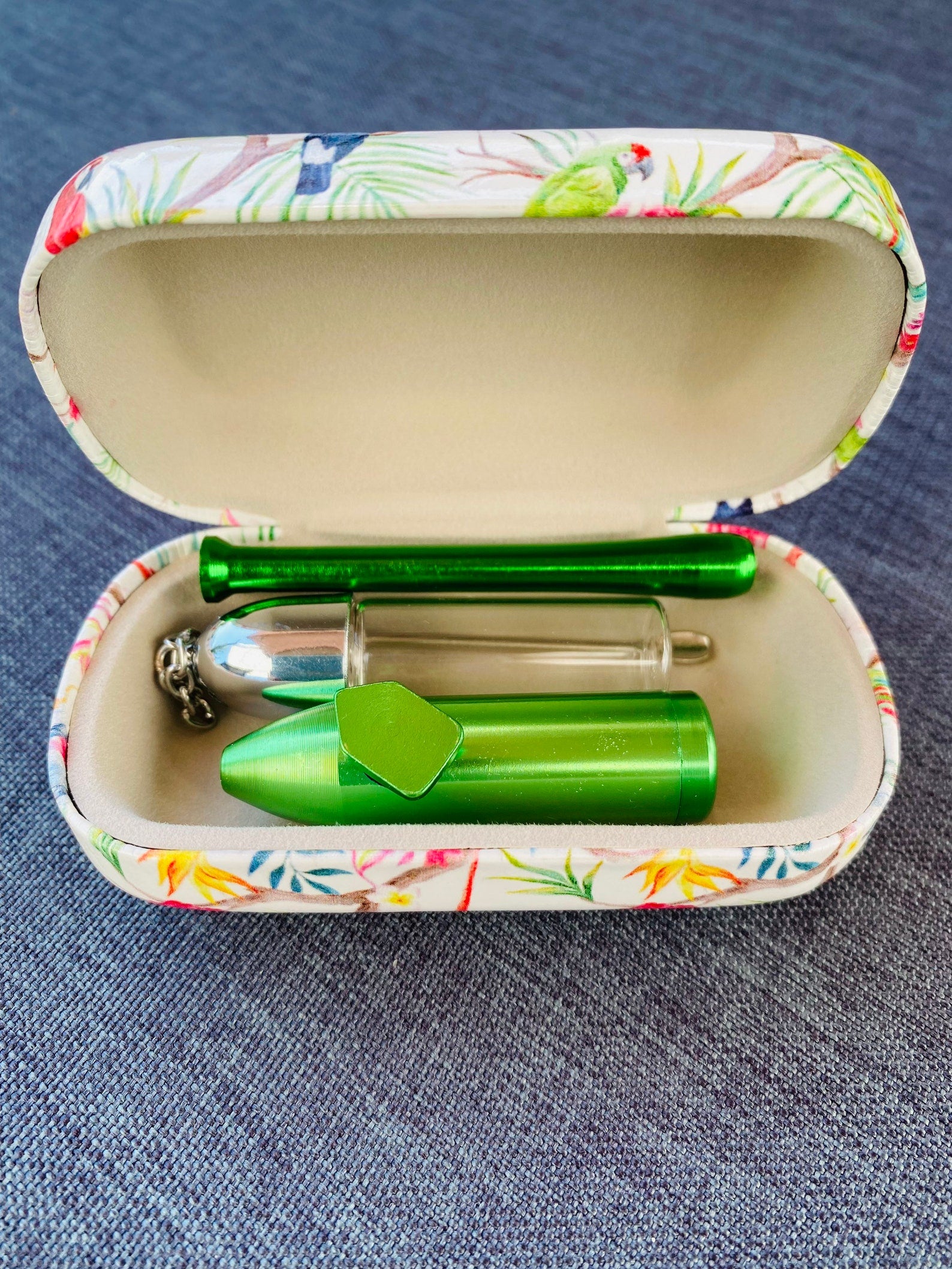 SET Tropical Green/Silver Sniff Snuff Sniffer Snuff Distributeur Distributeurs (tube, distributeur, distributeur avec cuillère) dans un étui rigide