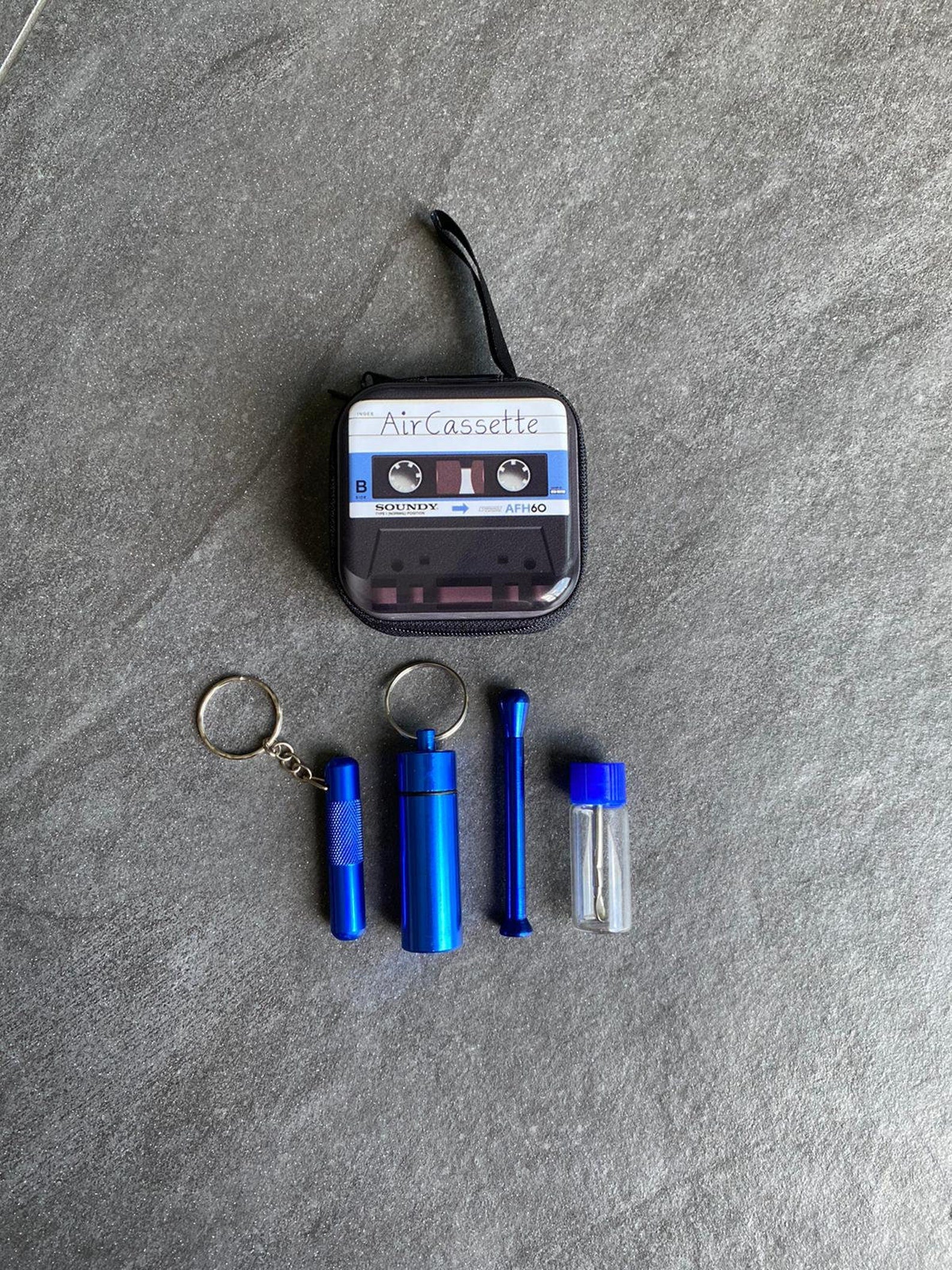 SET Retro Cassette Sniff Snuff Sniffer Schnupf Spender Dispenser (2 Röhrchen, Pillenbox, Spender mit Löffel) in Alu Hard Case