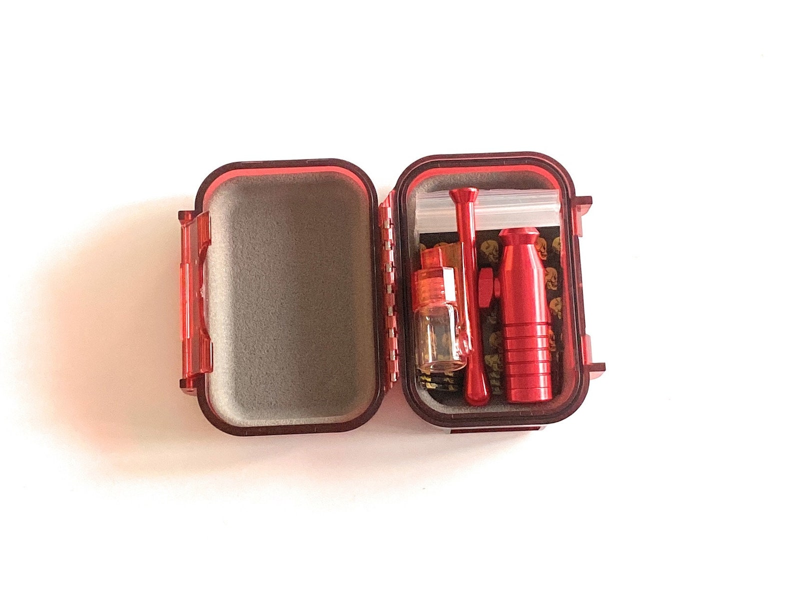 Set de tabac à priser avec étui rigide "Locker" avec distributeur en aluminium, distributeur avec cuillère, tube à dessin et sac avec clip étanche en rouge Sniff Snuff